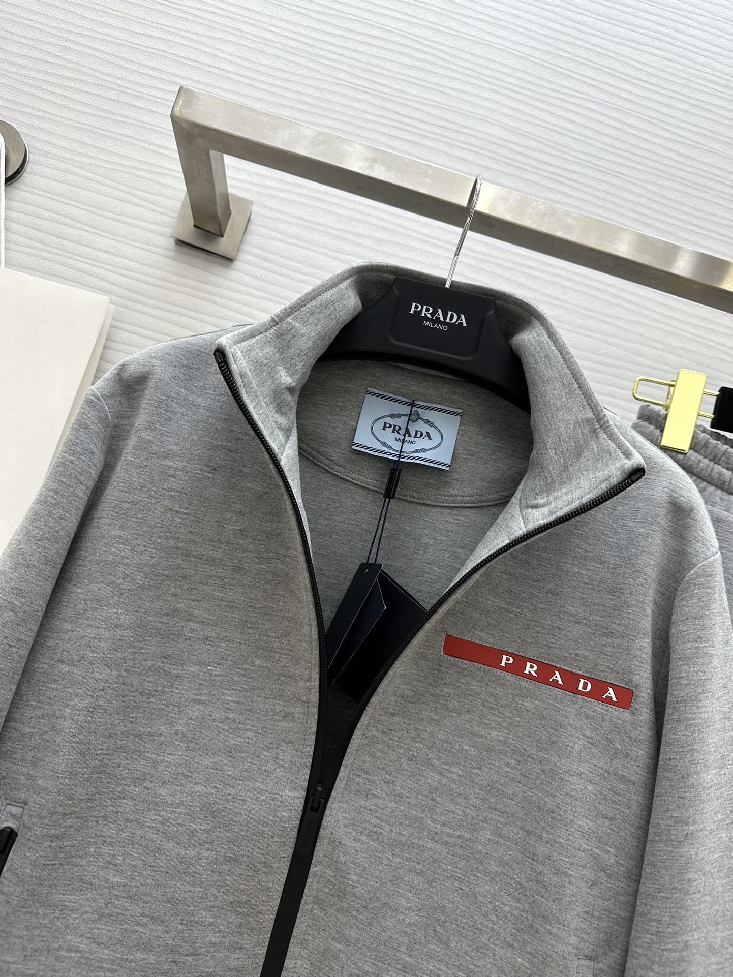 #Pradএ24春夏最新款时髦休闲套装立领夹克外套松紧腰休闲裤logo胶牌装饰很好搭配的灰色系一套上身更