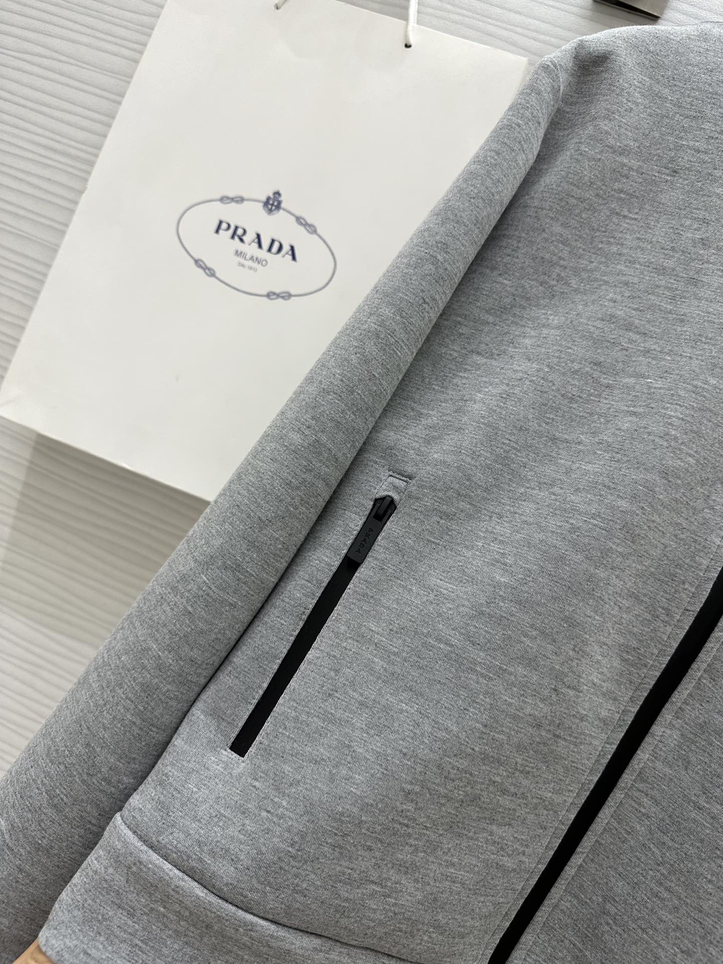 #Pradএ24春夏最新款时髦休闲套装立领夹克外套松紧腰休闲裤logo胶牌装饰很好搭配的灰色系一套上身更