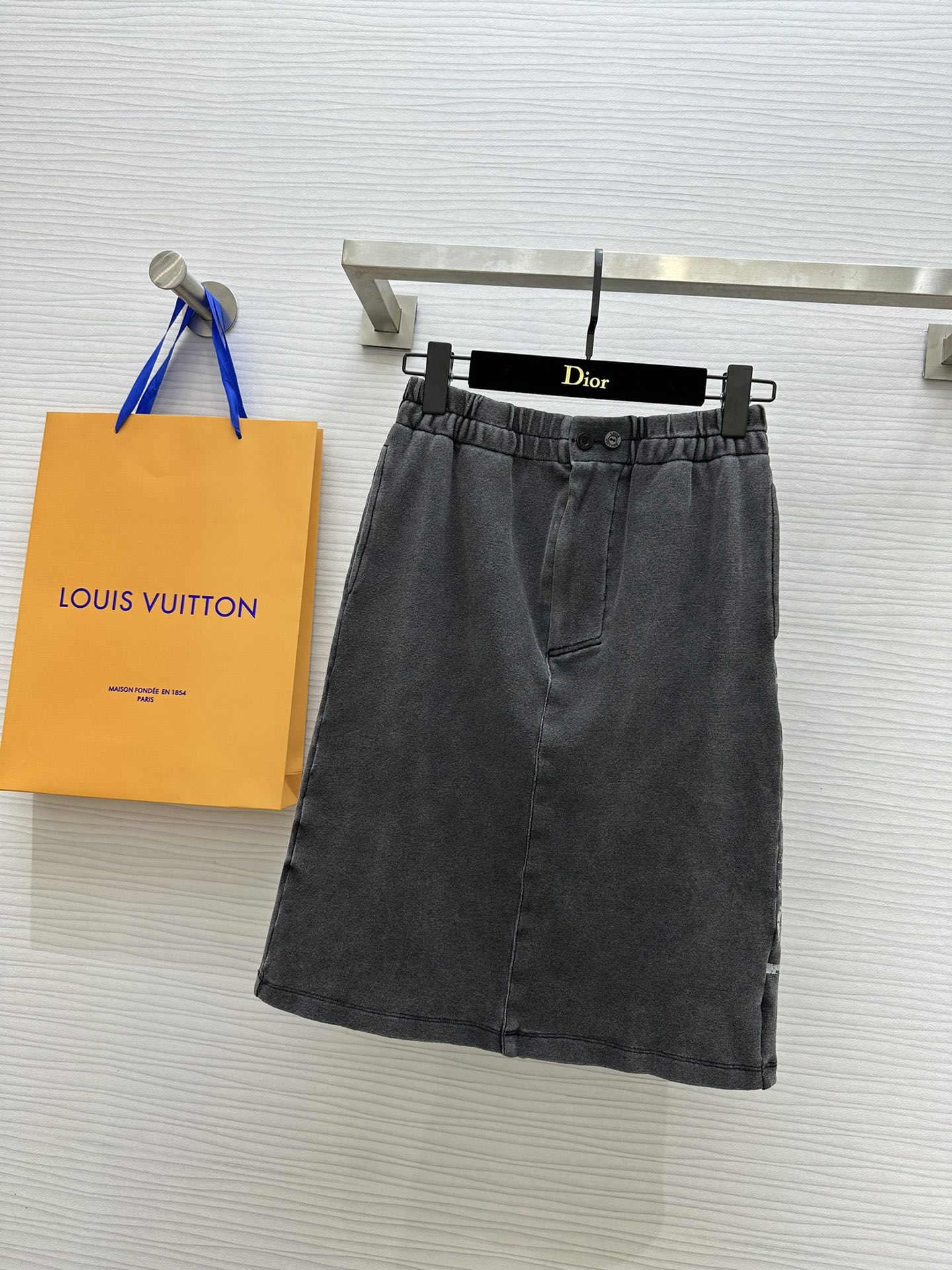 Chine en ligne
 Louis Vuitton Vêtements Jupes Gris
