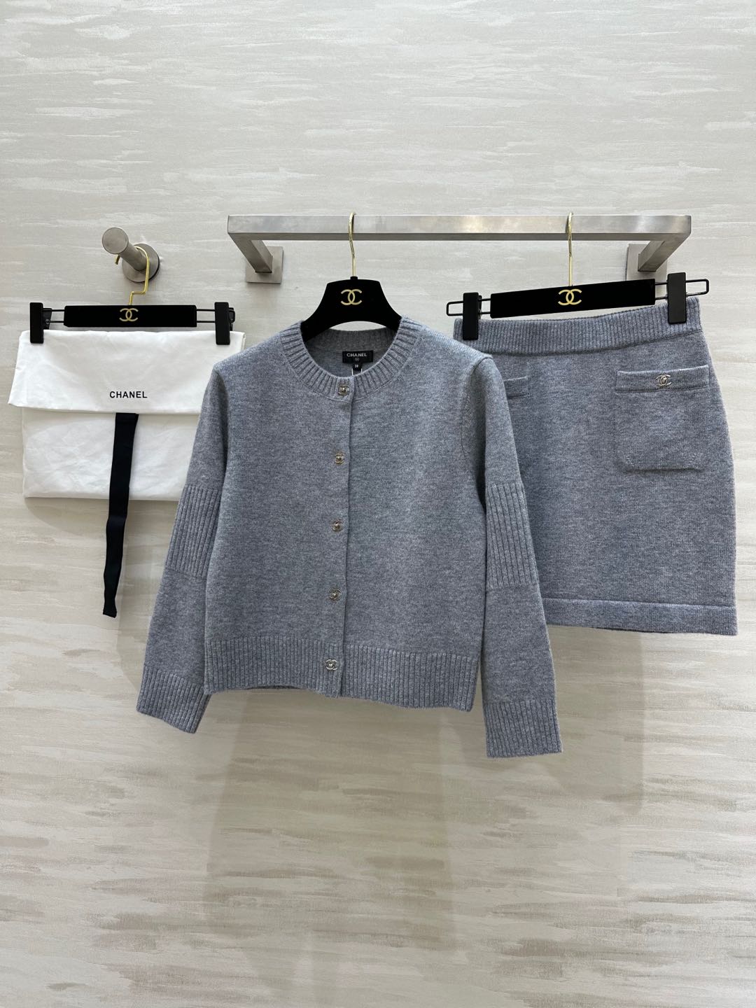 NO:308255,(cardigan, skirt) Chane's big hit style schoolbag button cashmere cardigan/school bag button skirt YB development high-quality customization spot first release size36/38/40 (, chanel, skirts, alexander wang19860909（开衫,半裙）Chane大爆款 书包扣羊绒开衫/书包扣半裙 YB开发 高品质定制 现货首发size36/38/40（,,chanel,skirts,alexander wang,Women's clothing