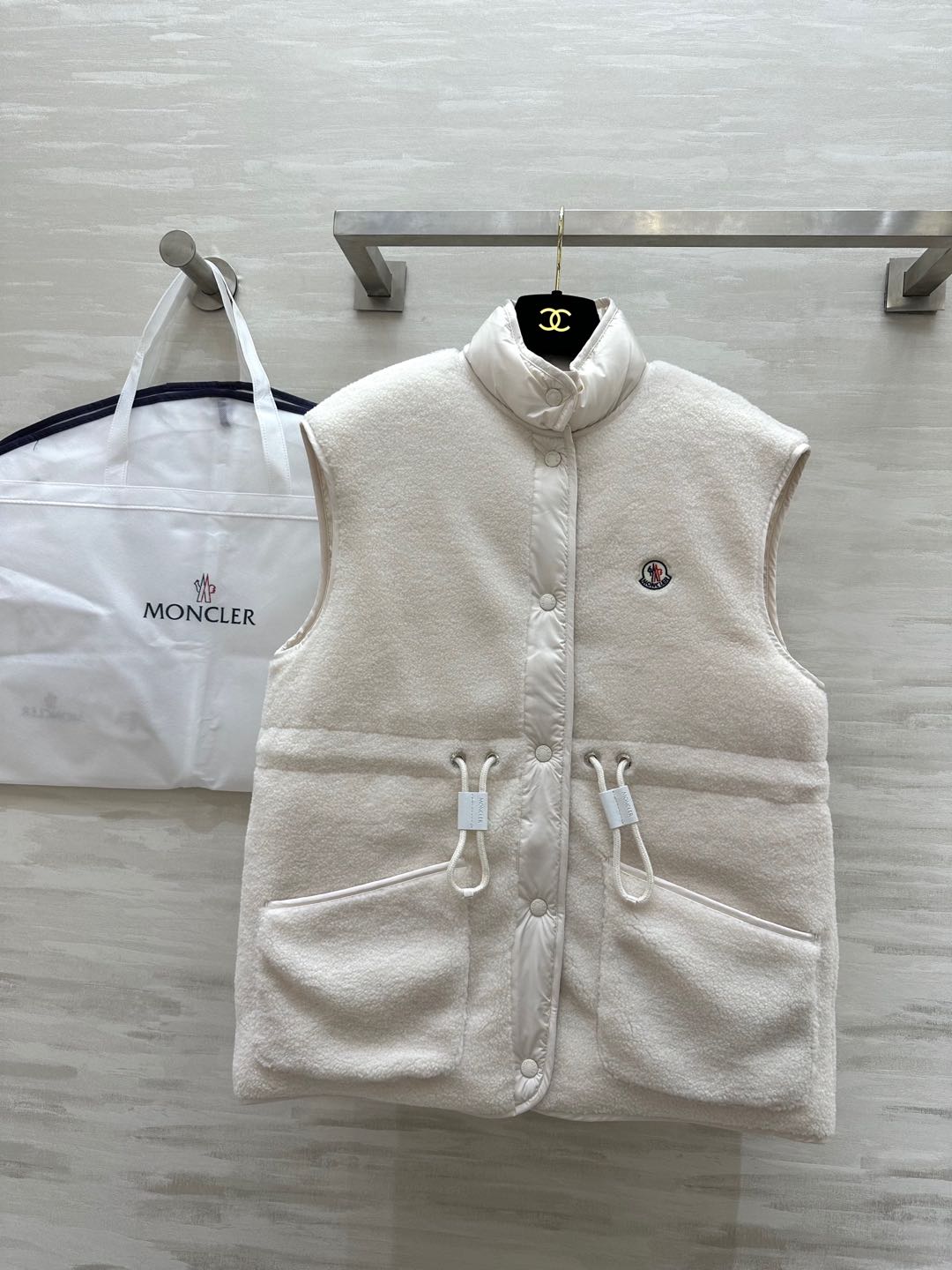 NO:297901,#MONCLE environmentally friendly lamb wool down vest Non-simple design with a noble feeling on the upper body Waist drawstring design Can change the waist-hugging method 90 white goose down in the inner lining Lightweight and warm The essential artifact for winter atmosphere High quality Spot first-time sizeS/M/L (size s size 104, 67 length, down jacket, alexander wang19860909#MONCLE环保羊羔毛 羽绒马甲 非极简设计上身自带贵气感 腰部抽绳设计 可以变收腰穿法 内里90白鹅绒填充 轻便保暖 冬日氛围感必备神器 高品质 现货首发sizeS/M/L（s码胸围104,衣长67,,down jacket,alexander wang,Women's clothing
