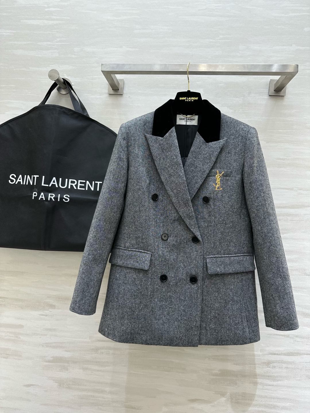 NO:294858,#ysl early spring new style wool herringbone blazer neckline velvet splicing luxury and atmospheric Customized wool herringbone fabric Three-dimensional tailoring style High quality Spot first-time sizeS/M/L/XL (M size shoulder width 38, bust 96, length 77), saint laurent, jackets & coats, business suit, alexander wang19860909#ysl早春新款 羊毛人字纹西装外套 领口丝绒拼接奢华大气 定制羊毛人字纹面料 立体剪裁版型 高品质 现货首发sizeS/M/L/XL（M码肩宽38,胸围96,衣长77）,,saint laurent,jackets & coats,business suit,alexander wang,Women's clothing