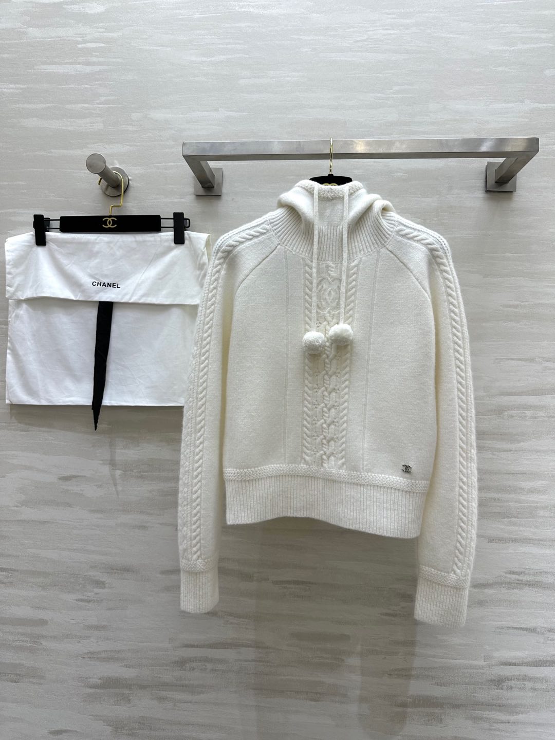 NO:294848,#ChaneN coco ski series Hooded cashmere knitted sweater Cashmere   silk Original pair development High quality Distribution original white dust bag Spot first-time size36/38/40, Chanel, sweaters, real silk,hats,alexander wang19860909#ChaneN coco滑雪系列 连帽羊绒针织毛衣 羊绒 真丝 原版对版开发 高品质 配送原版白色防尘袋 现货首发size36/38/40,,chanel,sweaters,real silk,hats,alexander wang,Women's clothing