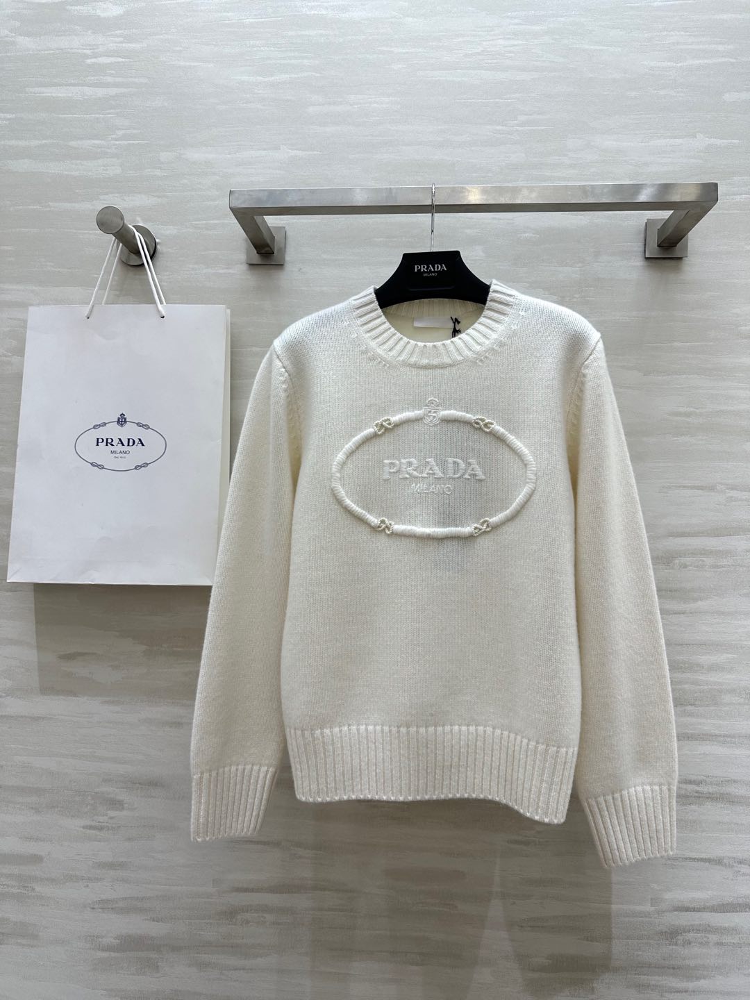 NO:294838,#Prad autumn and winter hot-selling cashmere wool yarn round neck long-sleeved top benchmark original 75 wool 25 cashmere high-quality customization spot first-time sizeS/M/L, prada, alexander wang19860909#Prad秋冬爆款 羊绒羊毛纱线圆领长袖上衣 对标原版 75绵羊毛25山羊绒 高品质定制 现货首发sizeS/M/L,,prada,alexander wang,Women's clothing