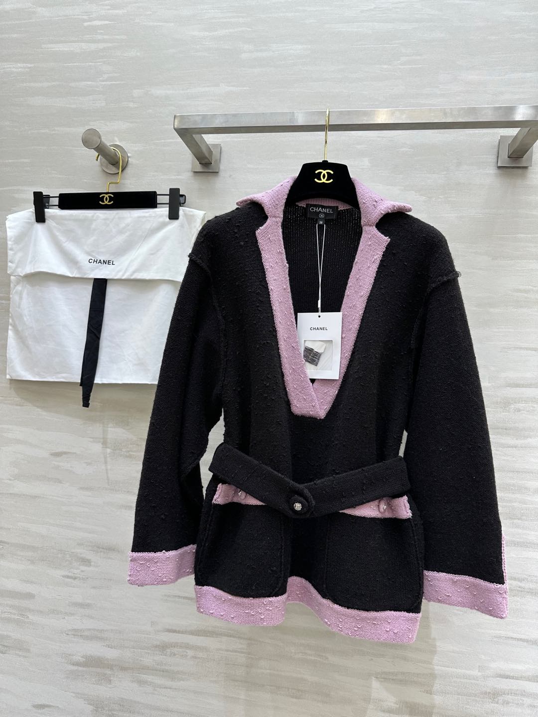 NO:294827,#Chanek black pink contrasting color heavy special yarn v-neck long-sleeved sweater, excellent texture, retro style, classic double pocket design, H-shaped design, not picky for people, top body, huge slim, custom lion head hardware buckle, full texture, high-end decoration with belt, a must-have versatile artifact for white and rich beauty, high-quality customization, spot first-time size36/38/40,,chanel,sweaters,alexander wang19860909#Chanek black pink 撞色重磅特种纱线v领长袖毛衣 质感超赞 文艺复古风 经典双口袋设计H版型不挑人版型上身巨显瘦 定制狮子头五金扣 质感满满 搭配腰带装饰高级感拉满 白富美必备百搭神器 高品质定制 现货首发size36/38/40,,chanel,sweaters,alexander wang,Women's clothing