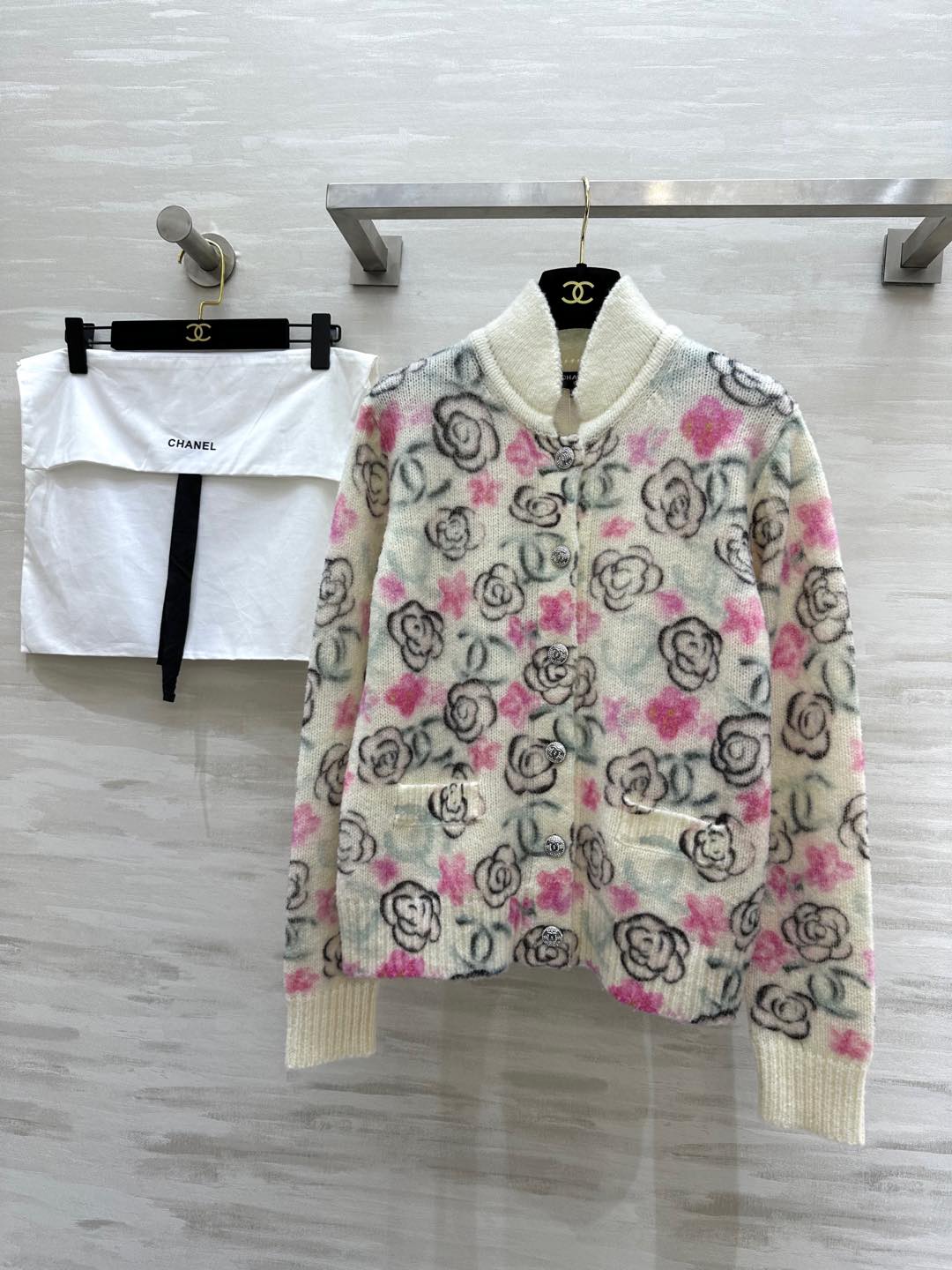 NO:294814,#ChaneN ski series Camellia printed cardigan jacket Original development cashmere   mulberry silk soft and delicate touch Customized buttons exquisite and high-quality High-quality Spot first-time size36/38/40, chanel, jackets & coats, alexander wang19860909#ChaneN滑雪系列 山茶花印花开衫外套 原版开发羊绒 桑蚕丝 手感软糯细腻 开模定制纽扣精致高级 高品质 现货首发size36/38/40,,chanel,jackets & coats,alexander wang,Women's clothing