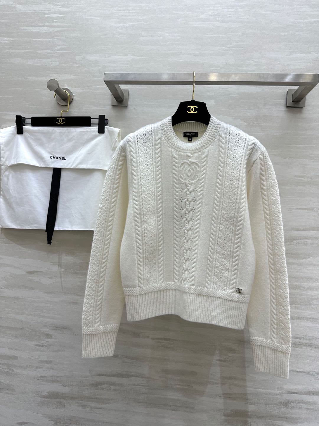 NO:295033,#ChaneN ski series, chain round neck long-sleeved sweater, cashmere mixed with mulberry silk, coexist with comfort, original development, high quality, spot first-time size36/38/40,,chanel,sweaters,alexander wang19860909#ChaneN滑雪系列 锁链圆领长袖毛衣 羊绒混搭桑蚕丝 手感舒适度并存 原版开发 高品质 现货首发size36/38/40,,chanel,sweaters,alexander wang,Women's clothing