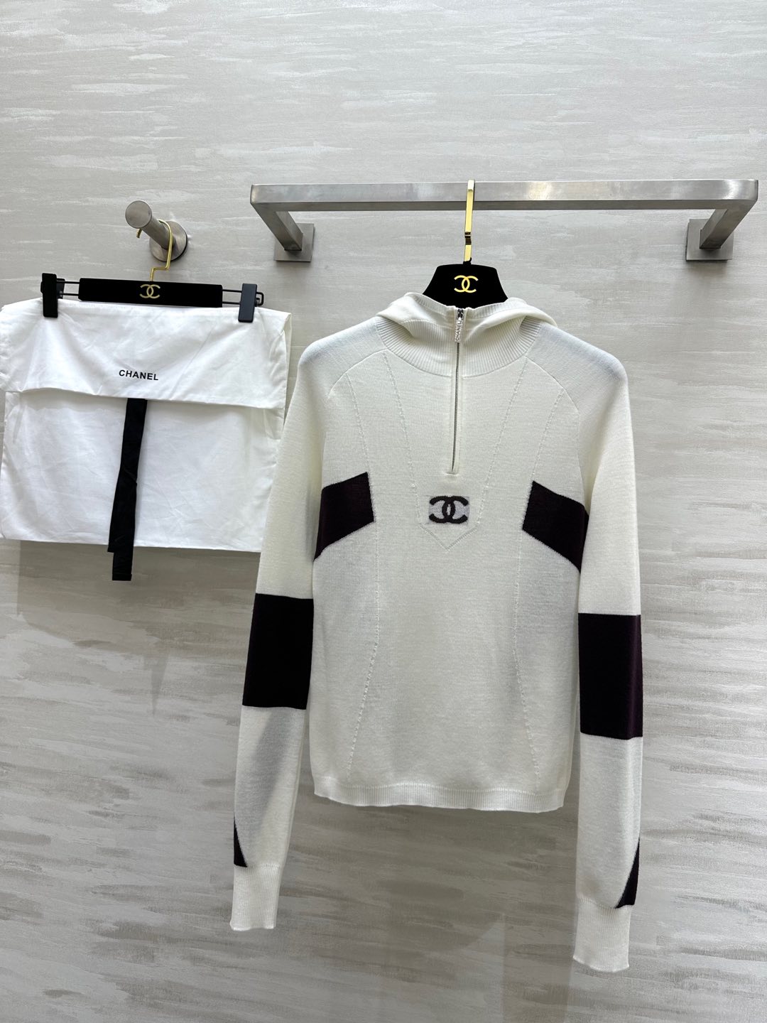 NO:295026,#ChaneN ski series Hooded long-sleeved top Original custom wool yarn Light feel High quality Spot first-time size36/38/40, Chanel,hats,alexander wang19860909#ChaneN滑雪系列 连帽长袖上衣 原版定制 羊毛纱线 手感轻薄 高品质 现货首发size36/38/40,,chanel,hats,alexander wang,Women's clothing