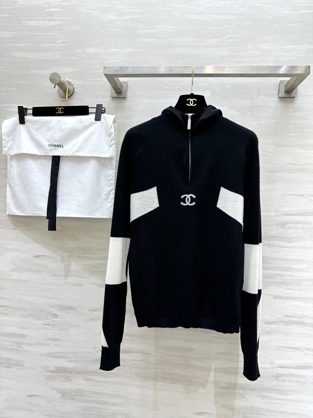 NO:294826,#ChaneN ski series Hooded long-sleeved top Original custom wool yarn Light feel High quality Spot first-time size36/38/40, Chanel,hats,alexander wang19860909#ChaneN滑雪系列 连帽长袖上衣 原版定制 羊毛纱线 手感轻薄 高品质 现货首发size36/38/40,,chanel,hats,alexander wang,Women's clothing