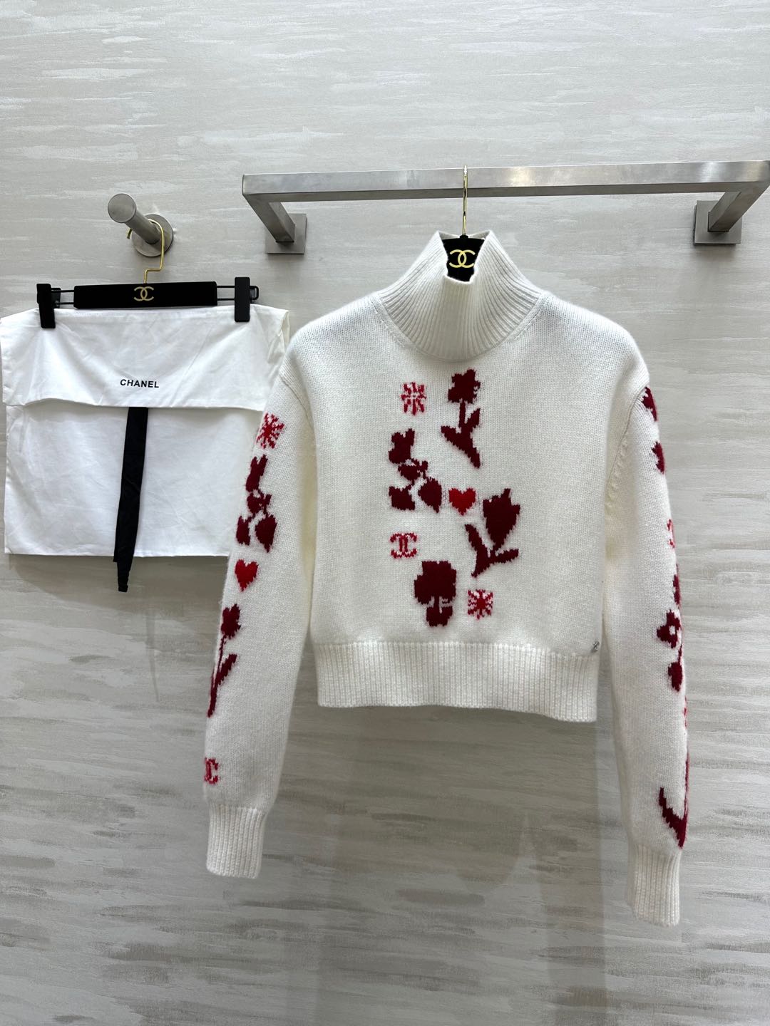 NO:294866,#ChaneN ski series turtleneck flower sweater cashmere mulberry silk guarantees feel and upper body comfort Christmas and New Year color scheme Original development High quality customization Spot first-time size36/38/40, chanel,sweaters,alexander wang19860909#ChaneN 滑雪系列 高领花朵毛衣 羊绒桑蚕丝 保证手感和上身舒适度 圣诞新年配色 原版开发 高品质定制 现货首发size36/38/40,,chanel,sweaters,alexander wang,Women's clothing