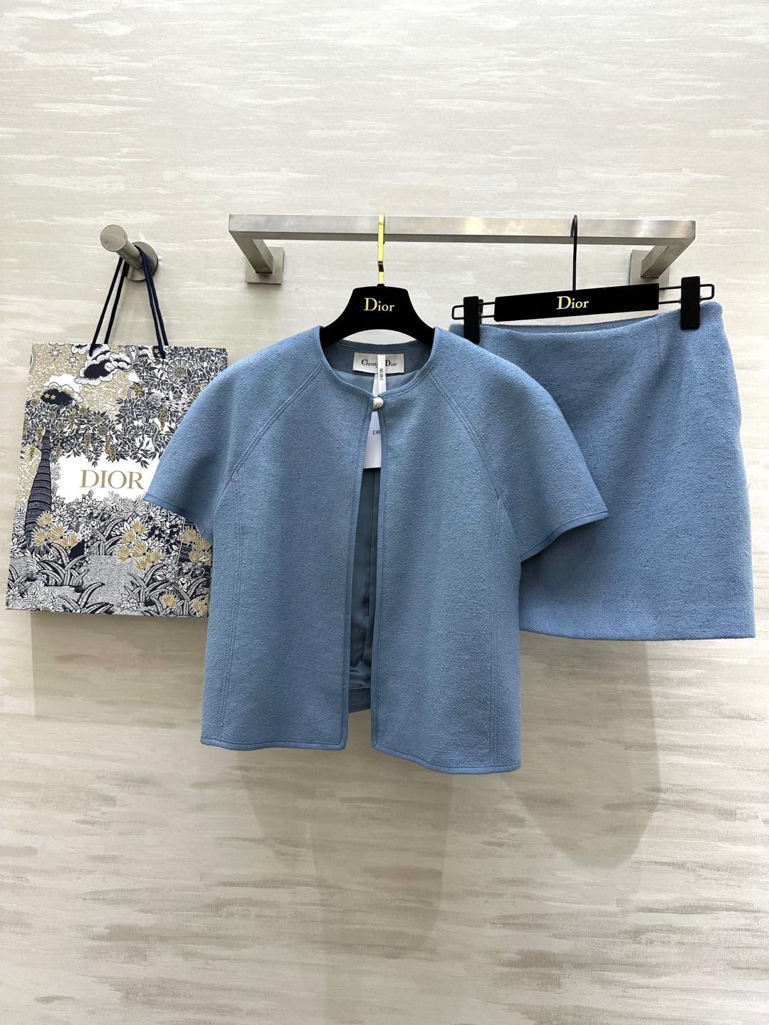 NO:294787,#DIO early spring new style haze blue retro elegant set heavy custom wool knitted fabric texture high-quality elegant intellectual exquisite pearl buckle embellishment three-dimensional tailoring style A set of daily wear or commuting is perfectly OK, a top body with a temperamental beauty High quality customization Spot first-time size36/38/40 (36 size bust 96, 52 length of clothes, 66 skirt waist 66, 39 skirt length),,dior, skirt wang19860909#DIO早春新款 雾霾蓝复古优雅套装 重磅定制羊毛编织面料质感高级 优雅知性 精致珍珠扣点缀 立体剪裁版型 一套穿着日常或者通勤完全OK 上身妥妥的气质大美人 高品质定制 现货首发size36/38/40（36码胸围96,衣长52,半裙腰围66,裙长39）,,dior,skirts,alexander wang,Women's clothing