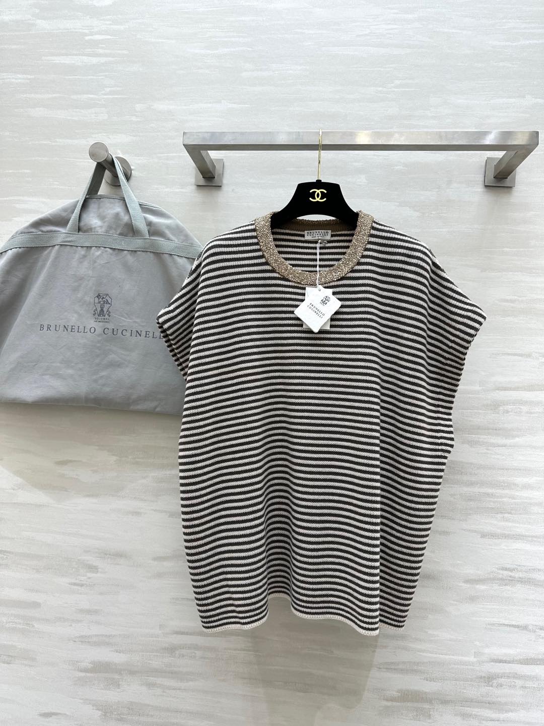 NO:294815,#Brunello cucinlli Ss New Early Spring Style Shining Border Striped Knitted T-shirt Original Development High-end Production! Full of summer stripes, old-fashioned casual style, sequins reflect light embellished on the round neckline, giving the clothes a delicate softness, shoulder-falling and loose design enhances the comfort of wearing High-quality customization Spot sizeS/M/L (,,brunello cucinelli,tees, t-shirt,alexander wang19860909#Brunello cucinlli Ss 早春新款 闪耀镶边条纹针织T恤 原版开发 高版出品！充滿夏日条纹 老钱风休闲风格 亮片反射光点缀在圆领口 赋予衣服一抹考究的柔美 落肩、宽松的设计则增强了穿着的舒适感 高品质定制 现货首发sizeS/M/L（,,brunello cucinelli,tees，t-shirt,alexander wang,Women's clothing