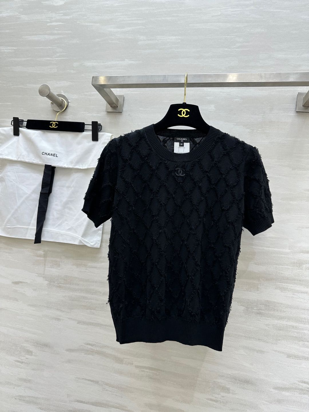 NO:294813,#Chanek diamond-shaped tassel cashmere short-sleeved top with ultra-fine cashmere ready-to-wear heavy-duty hand-cut tassel effect Original development High quality Spot first-time size36/38/40, chanel, T-shirt, alexander wang19860909#Chanek 菱格流苏羊绒短袖上衣 采用超细羊绒 成衣重工手工剪裁流苏效果 原版开发 高品质 现货首发size36/38/40,,chanel,T-shirt,alexander wang,Women's clothing