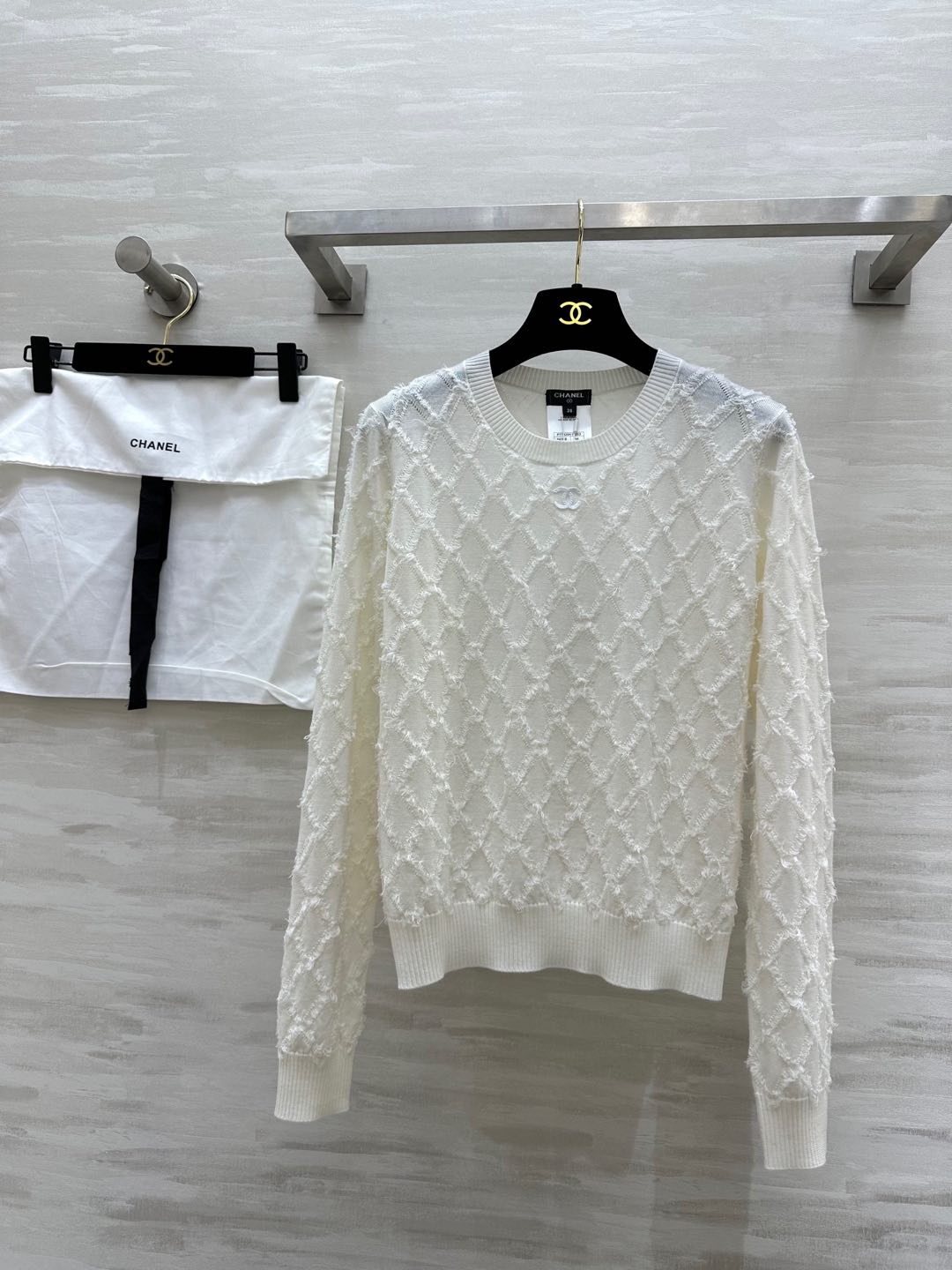 NO:294809,#Chanek diamond-shaped tassel cashmere long-sleeved top with ultra-fine cashmere ready-to-wear heavy-duty hand-cut tassel effect Original development High quality Spot first-time size36/38/40, Chanel,alexander wang19860909#Chanek 菱格流苏羊绒长袖上衣 采用超细羊绒 成衣重工手工剪裁流苏效果 原版开发 高品质 现货首发size36/38/40,,chanel,alexander wang,Women's clothing