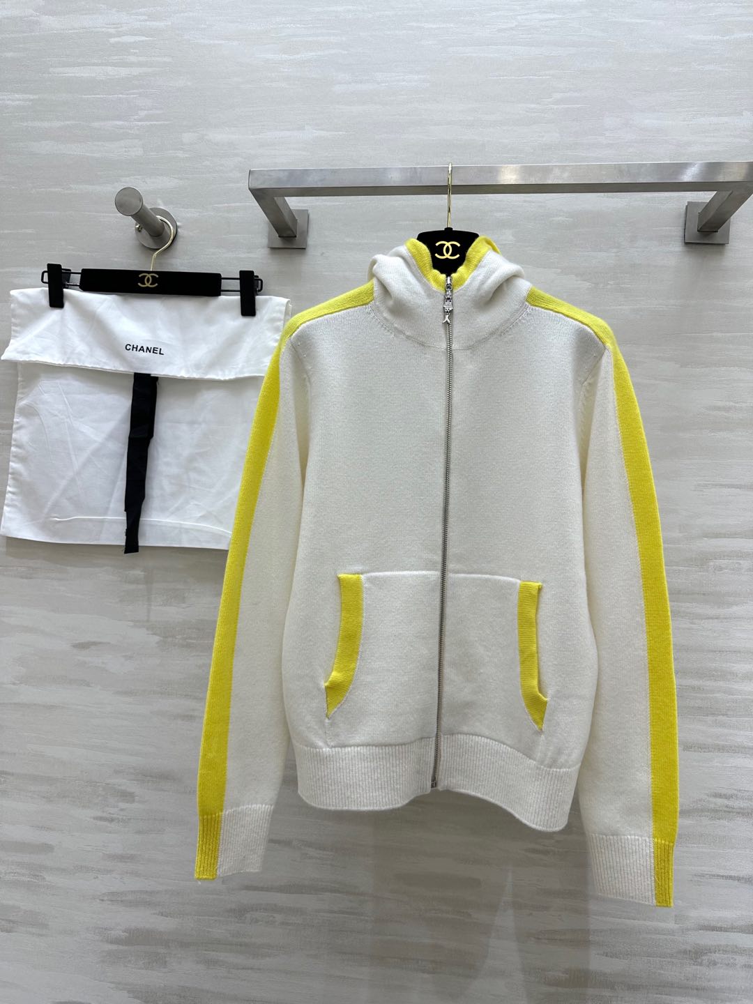 NO:294801,#ChaneC Early Spring Vacation Series Color-blocked cashmere hooded jacket Cashmere yarn Original purchase and development High-quality customization Spot first-time size36/38/40, Chanel, jackets & coats,hats,alexander wang19860909#ChaneC 早春度假系列 拼色羊绒连帽外套 羊绒纱线 原版购入开发 高品质定制 现货首发size36/38/40,,chanel,jackets & coats,hats,alexander wang,Women's clothing
