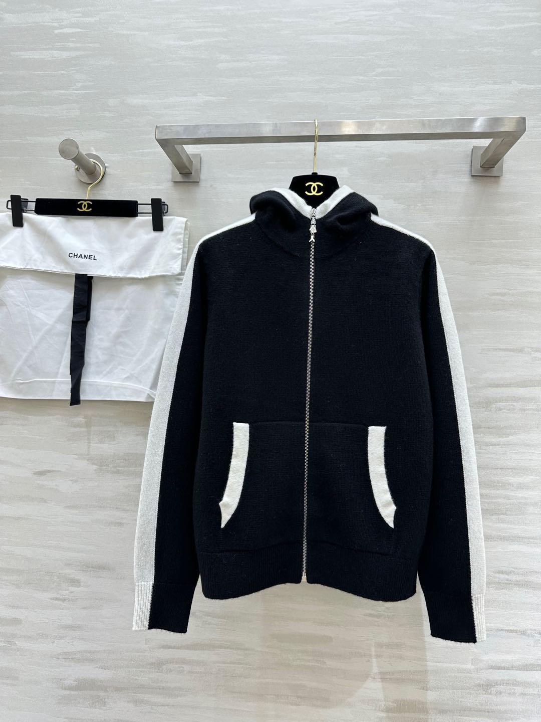 NO:294789,#ChaneC Early Spring Vacation Series Color-blocked cashmere hooded jacket Cashmere yarn Original purchase and development High-quality customization Spot first-time size36/38/40, Chanel, jackets & coats,hats,alexander wang19860909#ChaneC 早春度假系列 拼色羊绒连帽外套 羊绒纱线 原版购入开发 高品质定制 现货首发size36/38/40,,chanel,jackets & coats,hats,alexander wang,Women's clothing