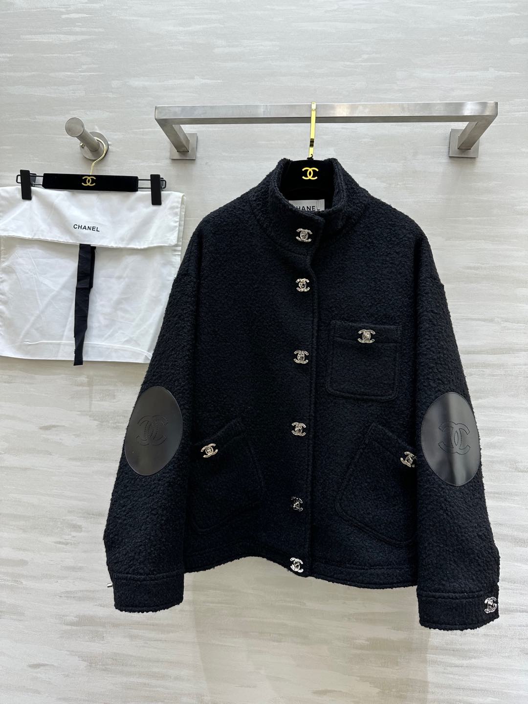 NO:294759,#Chaness's new early spring style lamb wool stand collar jacket Customized molded schoolbag buckle exquisite and high-quality customization spot first-time size36/38/40 (36 size shoulder width 55, bust 116, length 62), chanel, jackets & coats, alexander wang19860909#Chaness早春新款 羊羔毛立领外套 定制开模书包扣精致高级 高品质定制 现货首发size36/38/40（36码肩宽55,胸围116,衣长62）,,chanel,jackets & coats,alexander wang,Women's clothing