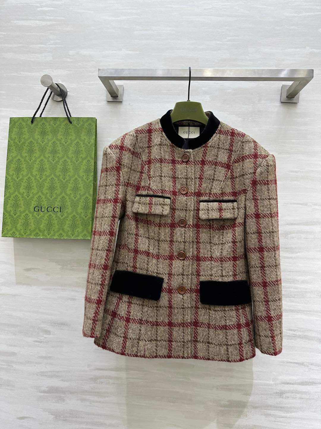NO:294747,#Gucc early spring new style plaid wool jacket Luxury velvet splicing Wooden buckle full of old money style Three-dimensional tailoring style atmospheric slimming High quality Spot sizeS/M/L (size s size 47 shoulder width, bust 88, 59 length), gucci, jackets & coats, alexander wang19860909#Gucc早春新款 格纹羊毛外套 奢华丝绒拼接 木质扣老钱风满满 立体剪裁版型大气显瘦 高品质 现货首发sizeS/M/L（s码肩宽47,胸围88,衣长59）,,gucci,jackets & coats,alexander wang,Women's clothing