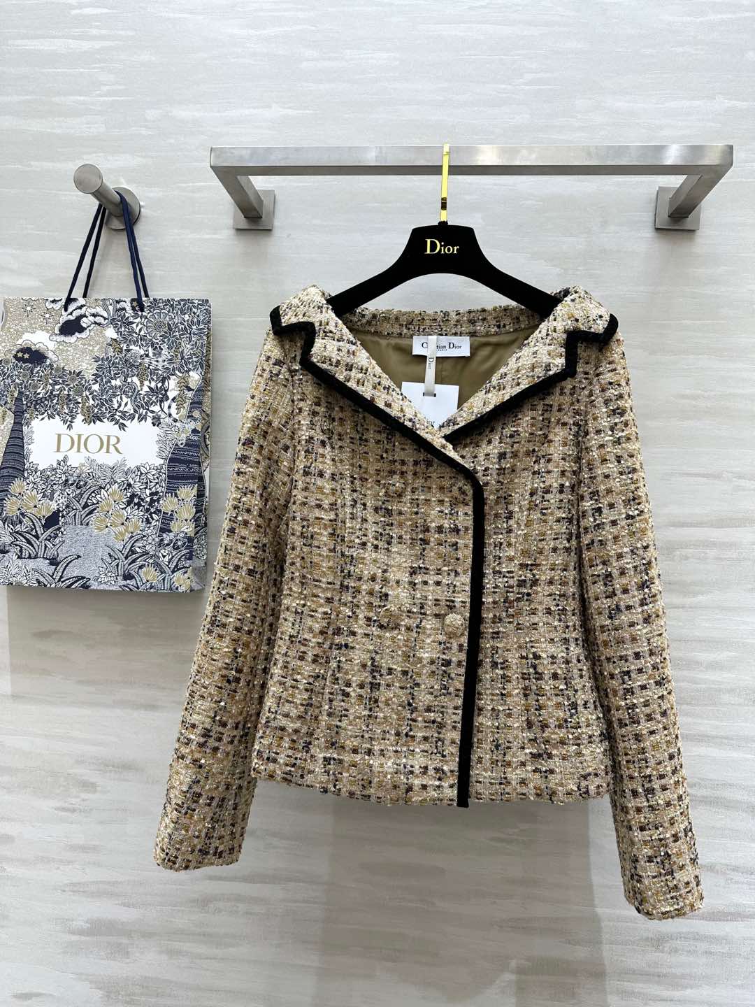 NO:294729,#DIO early spring new style vacation series One-length neck gold thread braided tweed jacket One-length neck off-shoulder design shows elegant and charming shoulder and neck lines Customized gold thread tweed fabric is luxurious and high-end three-dimensional tailoring waist-closing style High-quality customization Spot first-time size36/38/40 (36 size shoulder width 39, bust 86, sleeve length 59, 53 clothes length), Dior, jackets & coats, alexander wang19860909#DIO早春新款 度假系列 一字领金线编织花呢外套 一字领露肩设计展现优雅迷人肩颈部线条 定制金线花呢面料奢华高级 立体剪裁收腰版型 高品质定制 现货首发size36/38/40（36码肩宽39,胸围86,袖长59,衣长53）,,dior,jackets & coats,alexander wang,Women's clothing