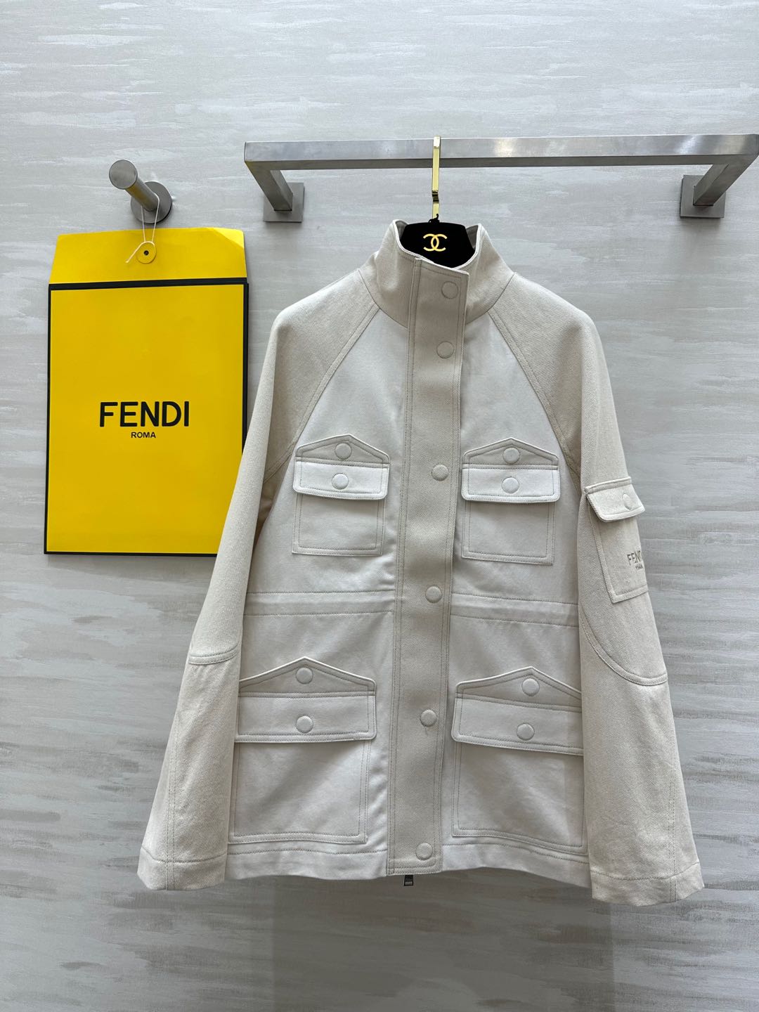 NO:294773,#Fend Early Spring New Parker Coat Off-white turtleneck denim coat Ragboon sleeve design is a double elegance and fashion!  Beige is gentle and high-end. When you wear it, you will be the 