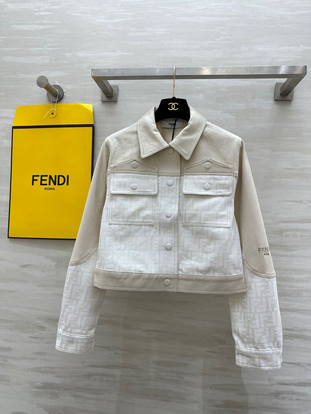 NO:294768,#Fend early spring new Danny FF printed denim jacket off-white turtleneck denim coat is a double elegance and fashion!  Beige is gentle and high-end. When you wear it, you will be the 