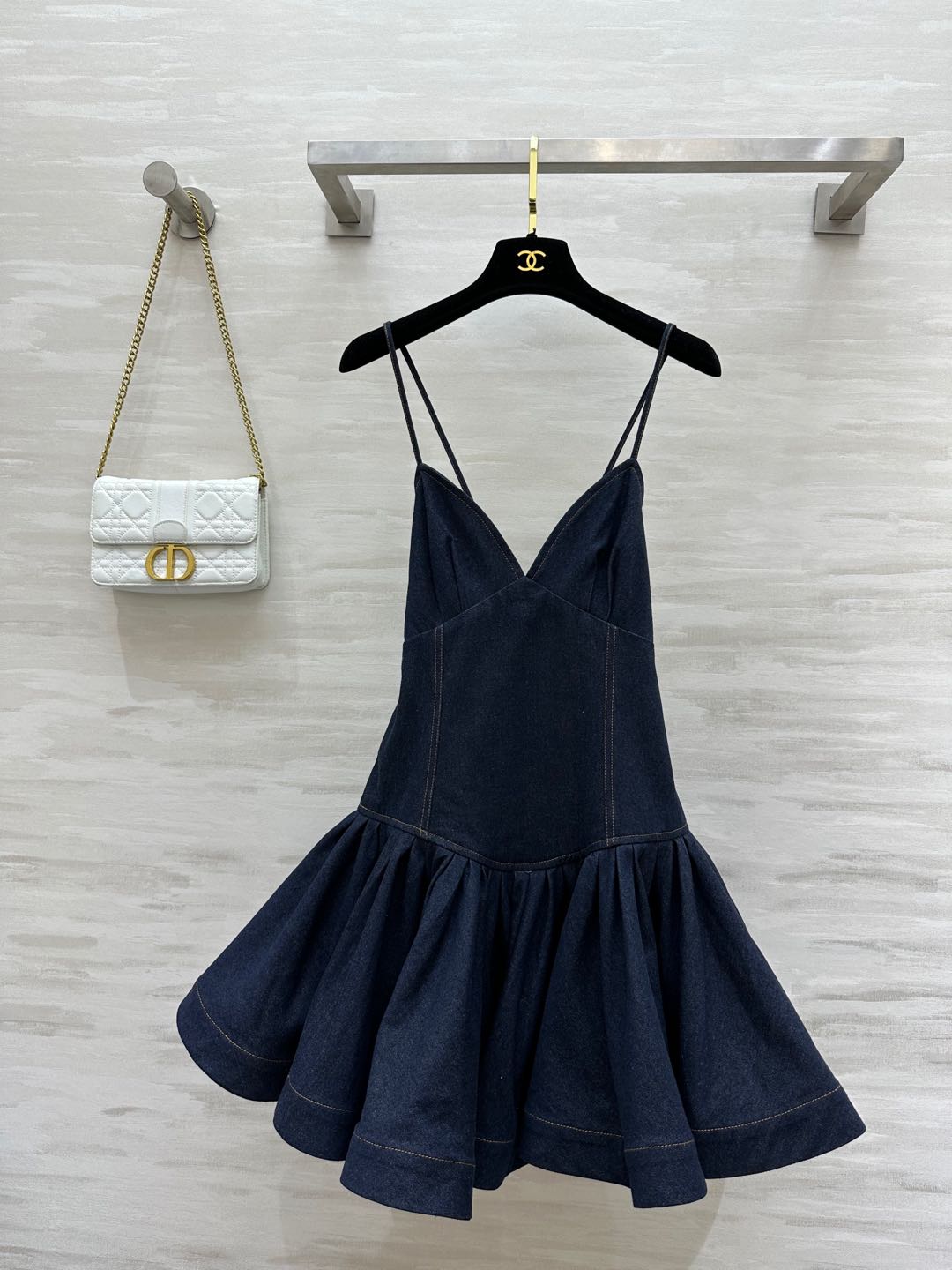 NO:294744,#Zimm early spring new product, vacation series pleated lotus leaf sway denim suspender skirt, sweet and cool girl-style outfit, cross-designed back, adjustable shoulder straps, waist-closed wide-swinging tailored with complex ruffle details, highlighting the vitality and fashion style, and the imported fabric is of excellent texture!  High quality spot first-time sizeS/M/L (size s bust 70, waist 72, shoulder strap skirt length 65), skirts, alexander wang19860909#Zimm早春新品 度假系列压褶荷叶摆牛仔吊带裙 甜酷少女风穿搭 后背交叉设计可调节肩带 收腰阔摆剪裁饰以繁复的荷叶边细节 彰显了活力的时尚风范 进口面料质感超赞！高品质 现货首发sizeS/M/L（s码胸围70,腰围72,不含肩带裙长65）,,skirts,alexander wang,Women's clothing