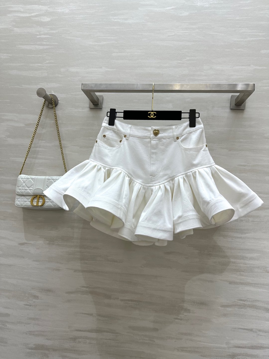 NO:294738,#Zimm early spring new product, vacation series pleated lotus leaf styling denim skirt, sweet and cool girl-style outfit, complex ruffle details, highlighting the vitality and fashion style, and the imported fabric is of great texture!  High quality spot first-time sizeS/M/L (size size 66 waist circumference, skirt length 43), skirts, alexander wang19860909#Zimm早春新品 度假系列压褶荷叶摆牛仔半裙 甜酷少女风穿搭 繁复的荷叶边细节 彰显了活力的时尚风范 进口面料质感超赞！高品质 现货首发sizeS/M/L（s码腰围66,裙长43）,,skirts,alexander wang,Women's clothing