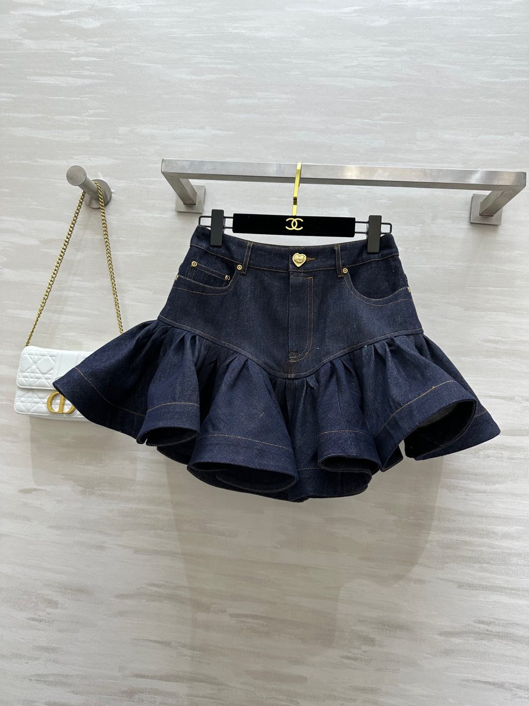 NO:294726,#Zimm early spring new product, vacation series pleated lotus leaf styling denim skirt, sweet and cool girl-style outfit, complex ruffle details, highlighting the vitality and fashion style, and the imported fabric is of great texture!  High quality spot first-time sizeS/M/L (size size 66 waist circumference, skirt length 43), skirts, alexander wang19860909#Zimm早春新品 度假系列压褶荷叶摆牛仔半裙 甜酷少女风穿搭 繁复的荷叶边细节 彰显了活力的时尚风范 进口面料质感超赞！高品质 现货首发sizeS/M/L（s码腰围66,裙长43）,,skirts,alexander wang,Women's clothing