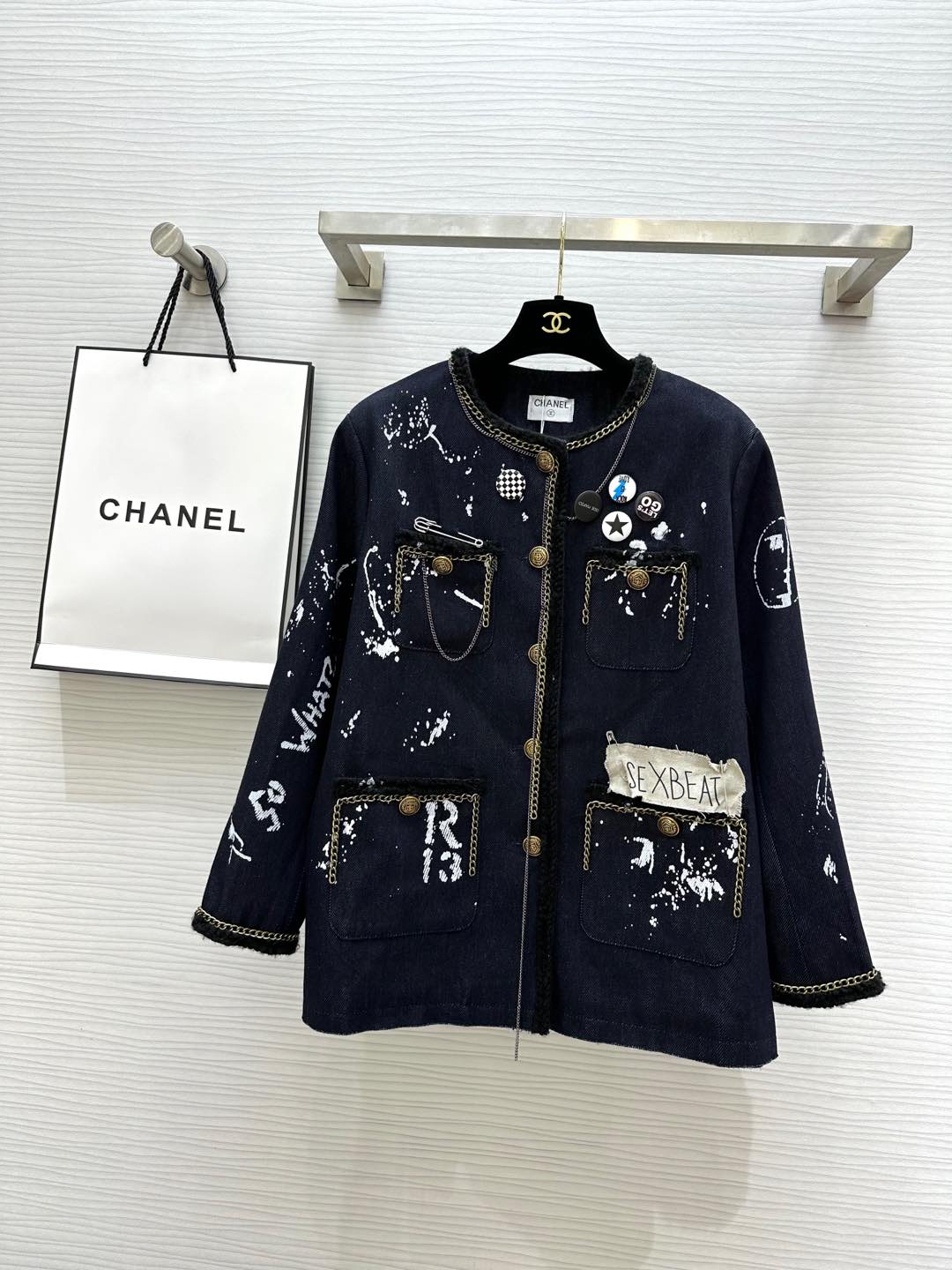 🖲️ 𝑱𝒆𝒏𝒏𝒊𝒆
🖲️妮妮外套太美了

Jennie金智妮和虞书欣小妖精
都在穿的手绘小香风外套秀场
