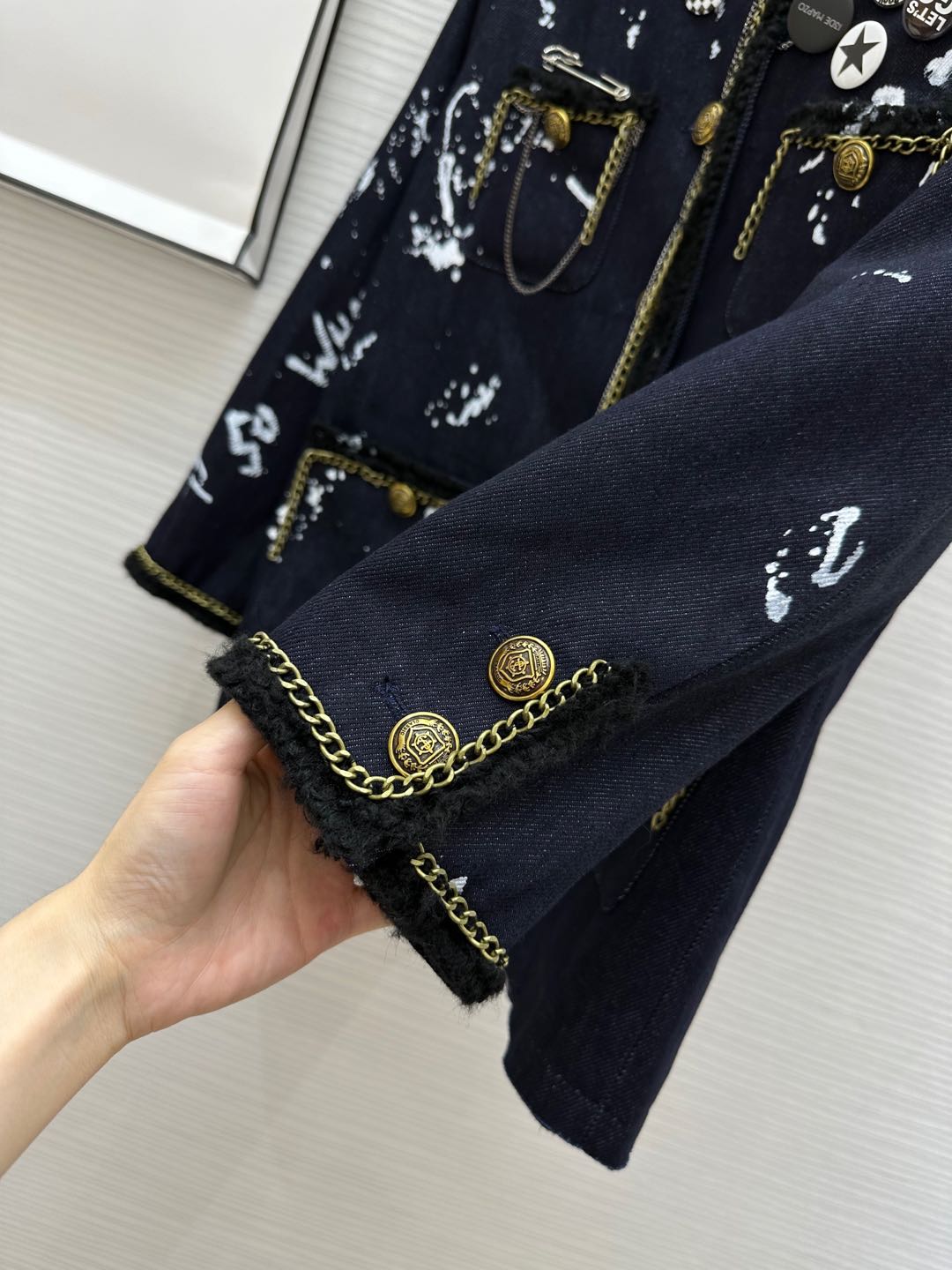 🖲️ 𝑱𝒆𝒏𝒏𝒊𝒆
🖲️妮妮外套太美了

Jennie金智妮和虞书欣小妖精
都在穿的手绘小香风外套秀场
