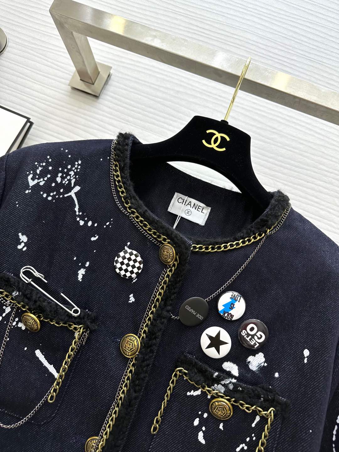 🖲️ 𝑱𝒆𝒏𝒏𝒊𝒆
🖲️妮妮外套太美了

Jennie金智妮和虞书欣小妖精
都在穿的手绘小香风外套秀场
