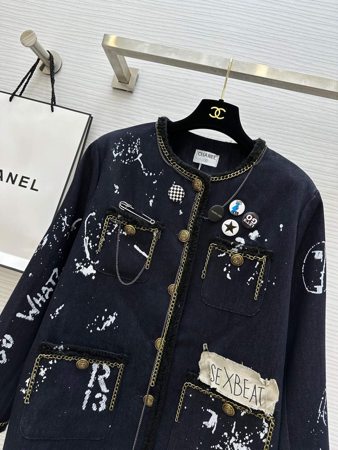 🖲️ 𝑱𝒆𝒏𝒏𝒊𝒆
🖲️妮妮外套太美了

Jennie金智妮和虞书欣小妖精
都在穿的手绘小香风外套秀场
