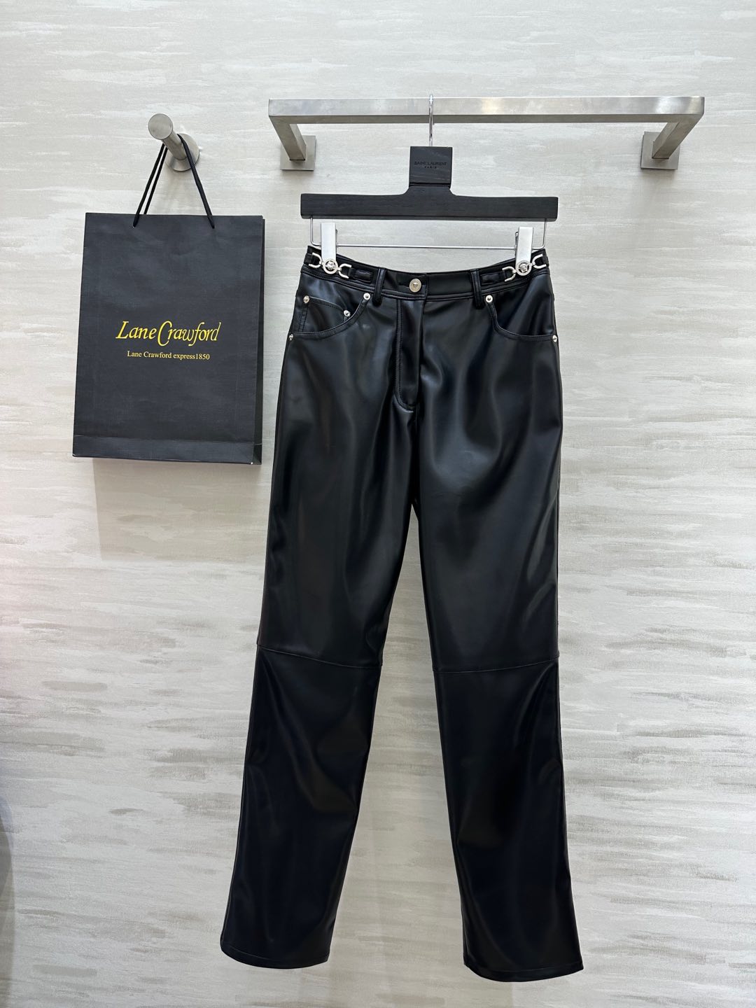 NO:294736,#Versac Early Spring New Products, Stylish and Handsome High-end Products, Environmentally friendly leather straight-leg pants, Open mold custom metal high-end fashionable, Imported environmentally friendly fabrics are comfortable, classic and not picky, top body looks slimming, the upper body is super cool, no matter what leg shape, it looks slimming, the whole is fashionable and fashionable, high-quality customization, spot sizeS/M/L (size size 66, hip circumference 90, pants length 101),,versace,alexander wang19860909#Versac早春新品 潇洒帅气高级单品 环保皮直筒裤 开模定制金属高级时髦 进口环保面料质感舒适 经典不挑人版型上身巨显瘦 上身超飒 无论什么腿型都妥妥显瘦起来 一整个时髦洋气 高品质定制 现货首发sizeS/M/L（s码腰围66,臀围90,裤长101）,,versace,alexander wang,Women's clothing