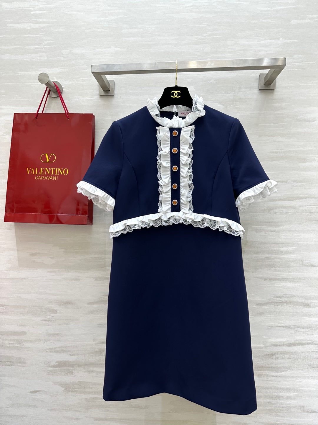 NO:294724,#Valentinss Spring and summer new products Navy blue lace splicing dress Retro modern temperament High street fashionable Customized fabric is crisp and stylish From color selection to fabric texture is comfortable quality. The straight-tube style is not picky about people and comes with eye-catching attributes when wearing it. A versatile girl’s age-reducing feeling is indispensable for daily wear. High-quality customization Spot sizeS/M/L (S size 38 shoulder width, bust 92, and length 78), Valentino, skirts, alexander wang19860909#Valentinss春夏新品 藏青色蕾丝拼接连衣裙 复古摩登气质 高街时髦 定制面料挺括有型 从选色到面料质感都是令人舒服的品质感 直筒版型不挑人穿出街自带吸睛属性 百搭少女减龄感日常穿搭不可缺 高品质定制 现货首发sizeS/M/L（S码肩宽38,胸围92,衣长78）,,valentino,skirts,alexander wang,Women's clothing