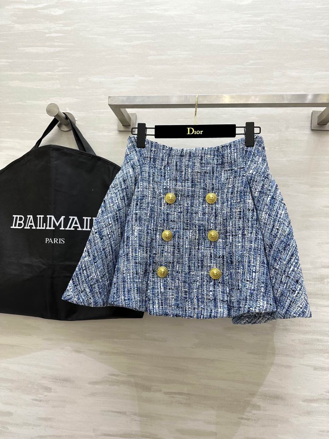 NO:294705,#Balmass new style blue and white braided pleated skirt custom-made open mold lion button exquisite and high-end three-dimensional tailoring slim fit style The upper body is super slim and tall, noble and wealthy must-have item High-quality customization () Spot first-time sizeS/M/L (Size S waist 64, skirt length 39), balmain, skirts, alexander wang19860909#Balmass新款 蓝白编织压褶半裙 定制开模狮子纽扣精致高级 立体剪裁修身版型 上身超级显瘦显高挑 贵气千金感必入单品 高品质定制() 现货首发sizeS/M/L（S码腰围64,裙长39）,,balmain,skirts,alexander wang,Women's clothing