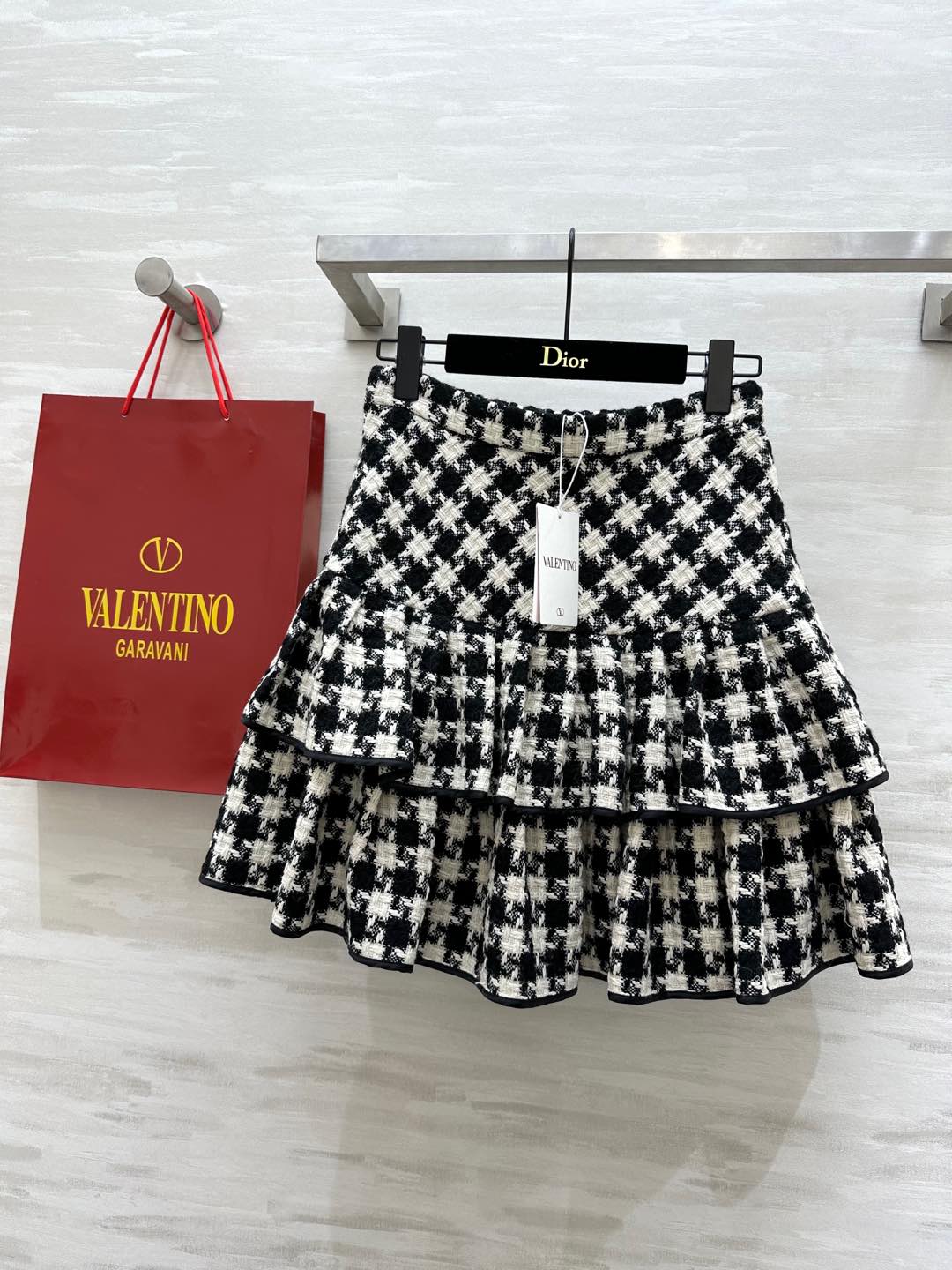 NO:294697,#Valentinss Houndstooth Cake Skirt Custom imported woven soft tweed fabric High waist design Cake skirt design playful and cute High quality customization Spot first-time sizeS/M/L (size size 70, skirt length 48), Valentino, skirts, alexander wang19860909#Valentinss千鸟格蛋糕半裙 定制进口编织软花呢面料 高腰设计 蛋糕裙设计俏皮可爱 高品质定制 现货首发sizeS/M/L（s码腰围70,裙长48）,,valentino,skirts,alexander wang,Women's clothing