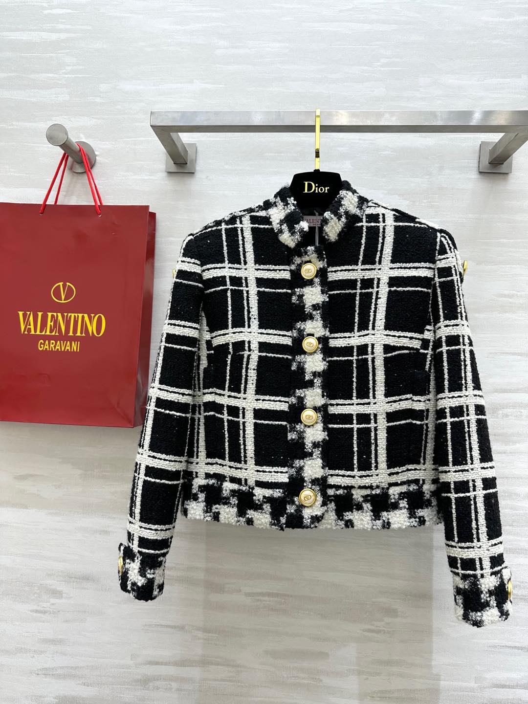NO:294689,#Valentin early spring new style wool plaid soft tweed jacket black and white plaid retro fashionable custom wool soft delicate inner letter jacquard lining high quality spot first-time sizeS/M/L, valentino, jackets & coats,alexander wang19860909#Valentin早春新款 羊毛格纹软花呢外套 黑白格纹复古时髦 定制羊毛呢柔软细腻 内里字母提花里衬 高品质 现货首发sizeS/M/L,,valentino,jackets & coats,alexander wang,Women's clothing