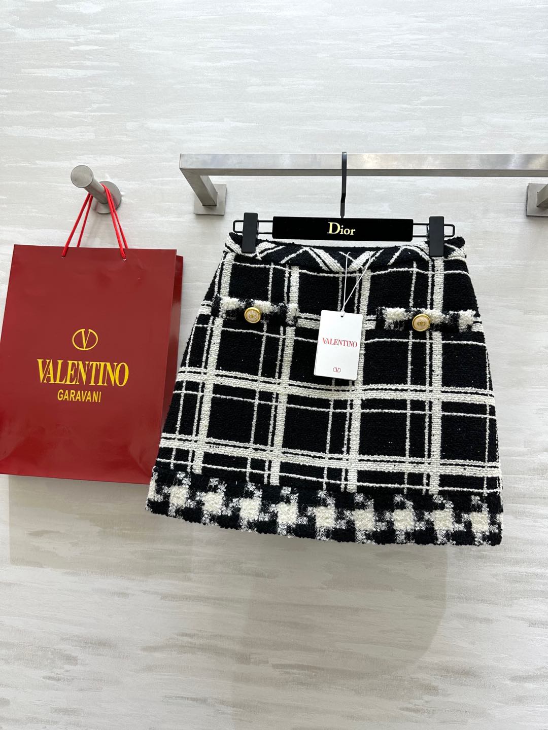 NO:294685,#Valentin early spring new style wool plaid soft tweed skirt black and white plaid retro fashionable custom wool soft delicate inner letter jacquard lining high quality spot first-time sizeS/M/L, valentino, skirts, alexander wang19860909#Valentin早春新款 羊毛格纹软花呢半裙 黑白格纹复古时髦 定制羊毛呢柔软细腻 内里字母提花里衬 高品质 现货首发sizeS/M/L,,valentino,skirts,alexander wang,Women's clothing