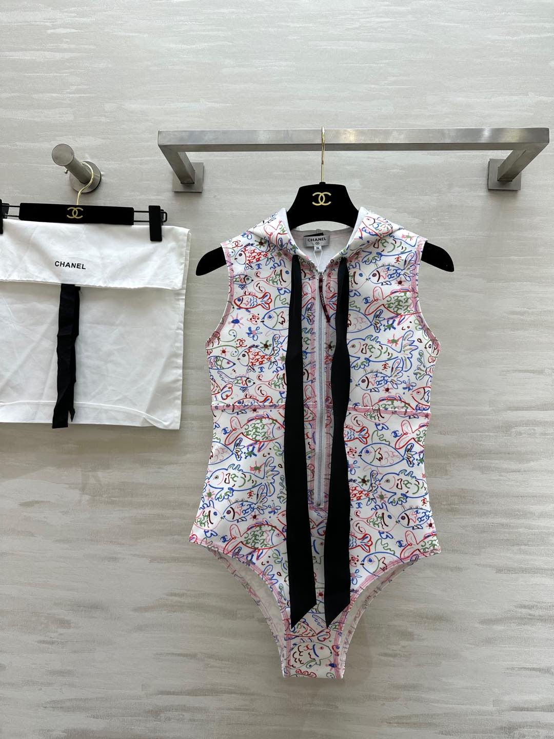 NO:294711,#ChaneC printed hooded one-piece swimsuit Zhang Zifeng's same style Original development High-quality customization Spot first-time size36/38/40, Chanel,hats,swimsuits,alexander wang19860909#ChaneC 印花连帽连体泳衣 张子枫同款 原版开发 高品质定制 现货首发size36/38/40,,chanel,hats,swimsuits,alexander wang,Women's clothing