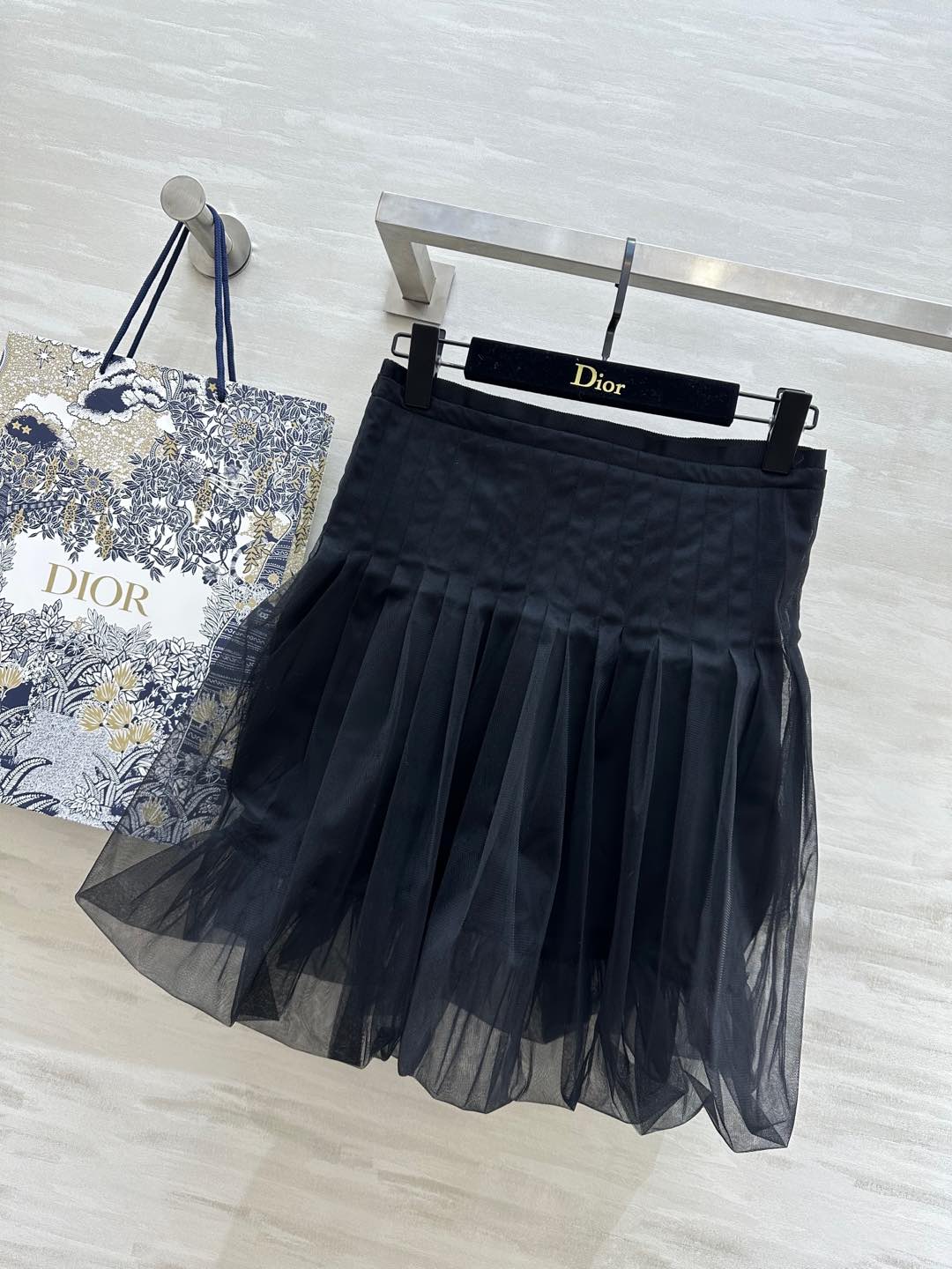 NO:295960,#Dio Cruise perfectly combines retro elegance and punk rebellion. The puffy skirt is elegant and slim on the upper body. The waist is heavy and heavy, the original version is invincible in style. High-quality customization. Spot first-time size36/38/40/42 (38 size waist 72, skirt length 50),,dior, skirts,alexander wang19860909#Dio Cruise 完美融合了复古优雅和朋克叛逆 蓬蓬裙摆上身大气显瘦 腰部重工打揽压褶 原版打版 版型无敌棒 高品质定制 现货首发size36/38/40/42（38码腰围72,裙长50）,,dior,skirts,alexander wang,Women's clothing