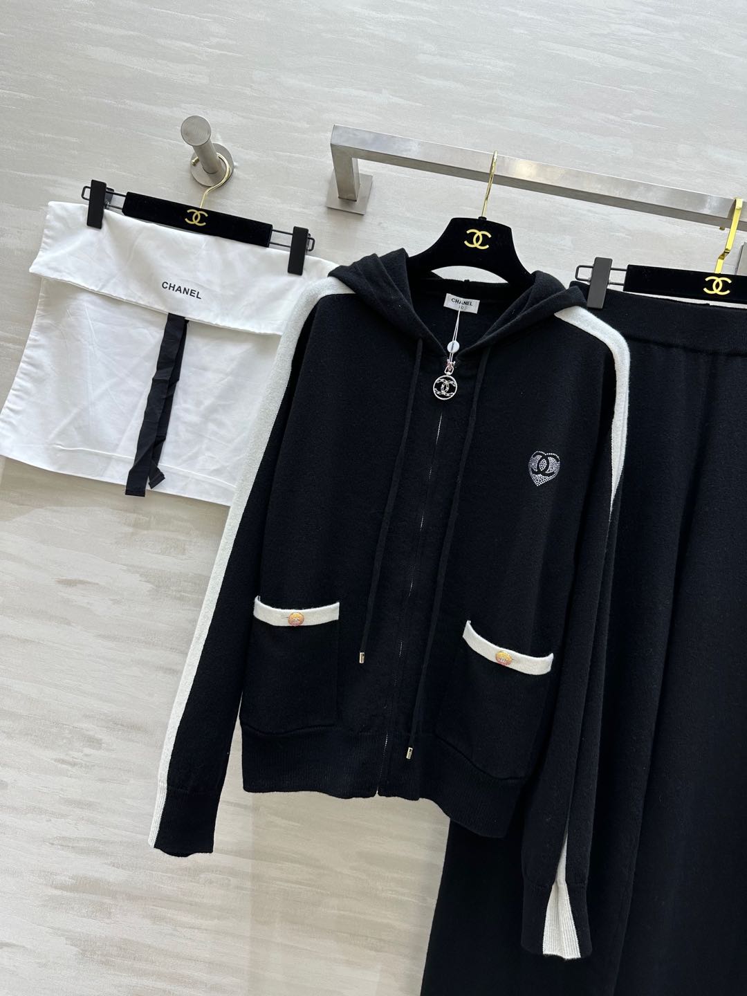 NO:295953,#Chane early spring new style lazy style wool suit loose silhouette lazy hooded jacket elastic waist trousers imported from Germany loom to create three-dimensional craftsmanship explosive single style 100% worsted wool yarn fabric simple and atmospheric lazy style durable super elastic and not picky about body shape High quality customization spot first-time size36/38/40 (36 size bust 94, 56 length, trousers elastic waist 64, hip 84, trousers length 102), chanel, jackets & coats,hats,alexander wang19860909#Chane早春新款 慵懒风羊毛套装 宽松廓形慵懒连帽外套 松紧腰长裤 进口德国织机打造立体工艺 爆单款 百分百精纺羊毛纱线面料 简约大气慵懒版型 经久耐穿 超大弹力不挑身材 高品质定制 现货首发size36/38/40（36码胸围94,衣长56,裤子弹力腰围64,臀围84,裤长102）,,chanel,jackets & coats,hats,alexander wang,Women's clothing