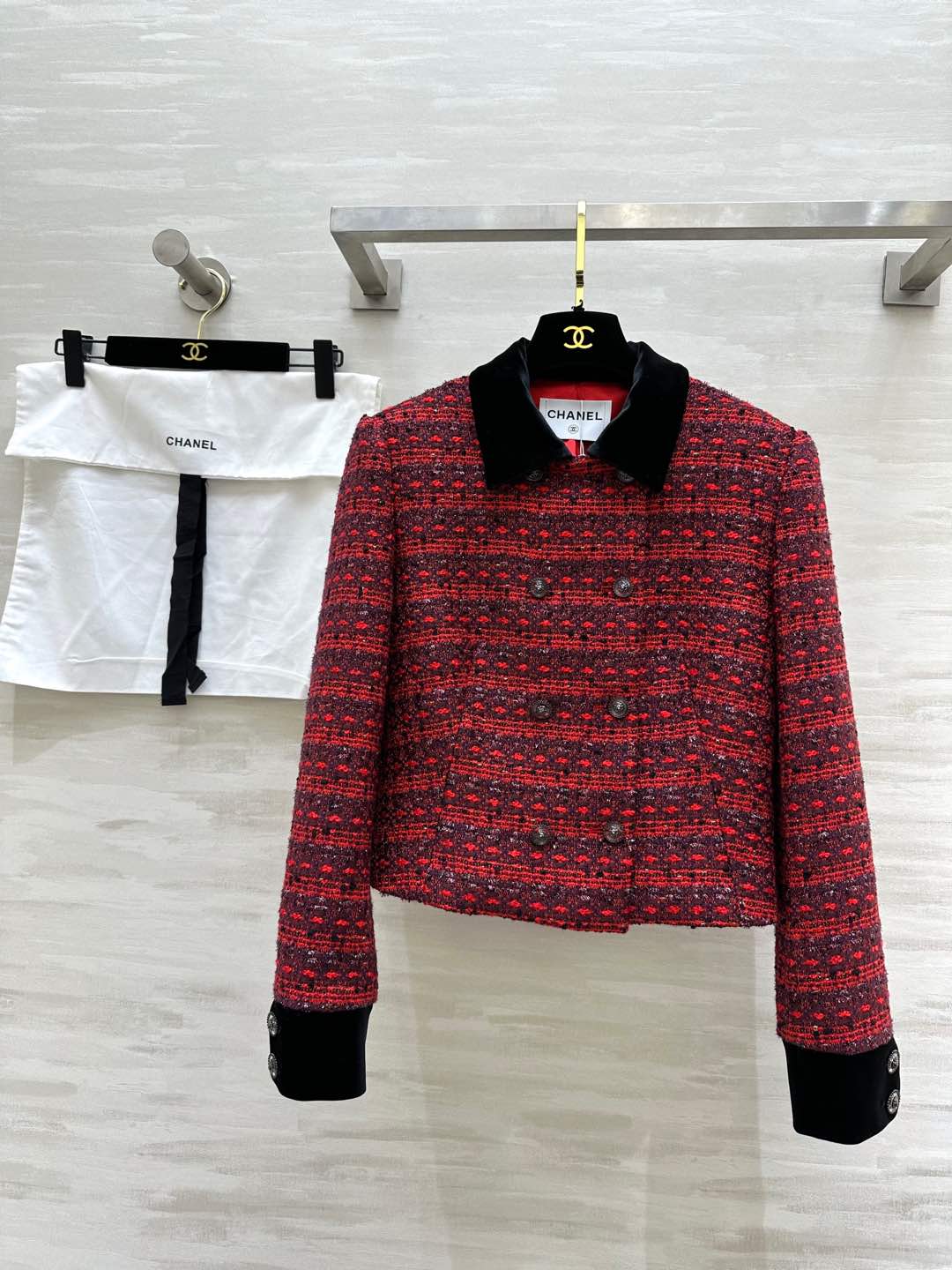 NO:295949,#Chane early spring new style soft tweed celebrity elegant coat velvet collar splicing Custom woven soft tweed fabric jacquard lining High quality spot first-time size36/38/40 (36 size shoulder width 40, bust 92, sleeve length 58, clothing length 48), chanel, jackets & coats, alexander wang19860909#Chane早春新款 软花呢编织名媛优雅气质外套 丝绒领拼接 定制编织软花呢面料 内里提花里衬 高品质 现货首发size36/38/40（36码肩宽40,胸围92,袖长58,衣长48）,,chanel,jackets & coats,alexander wang,Women's clothing