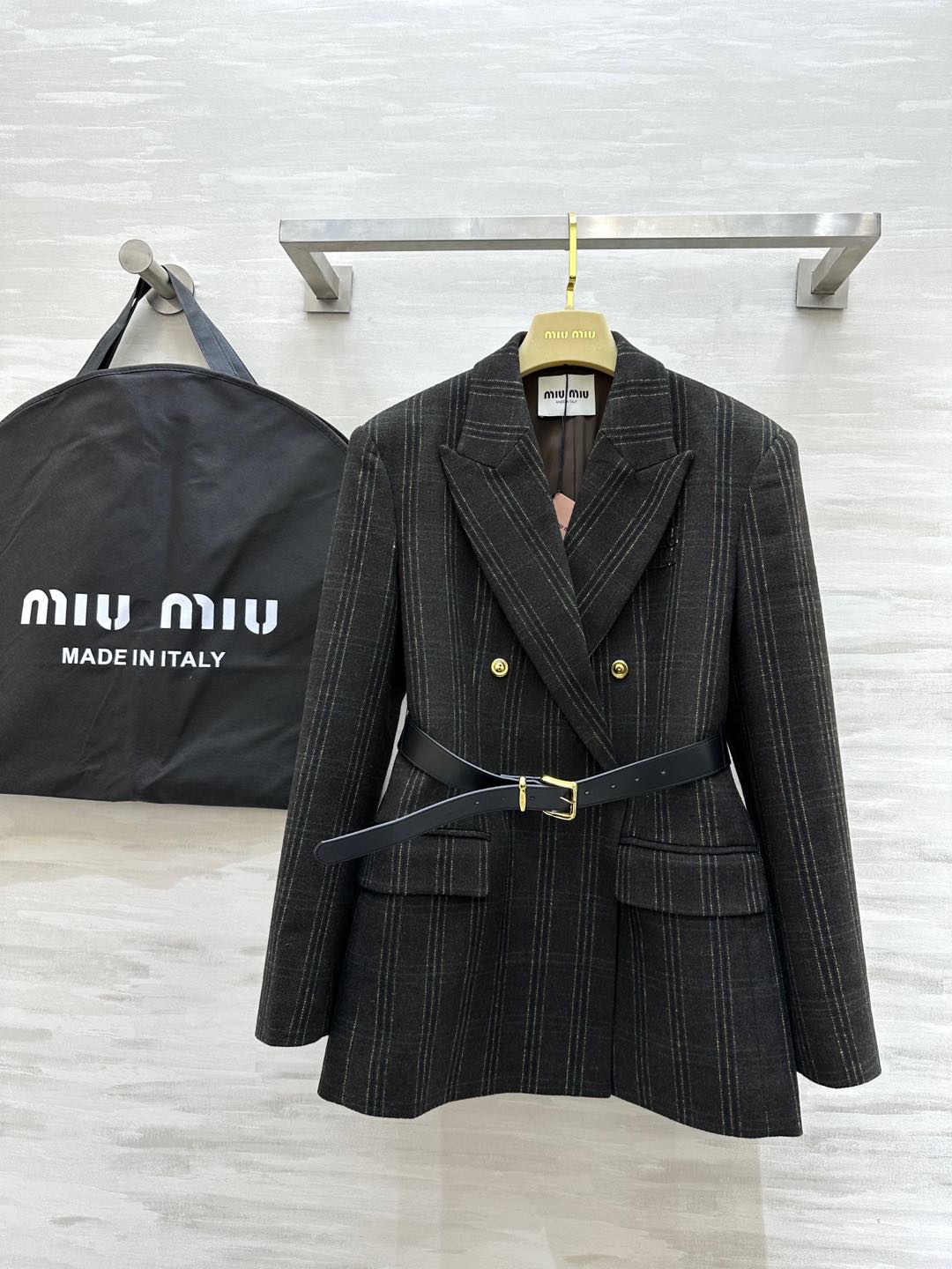 NO:295945,Top #Miumi early spring new style vertical belt waist-closing suit jacket three-dimensional tailoring waist belt waist distribution belt shows waistline high-end vertical pattern fabric heavy texture and looks slim when worn High-quality customization Spot first-time sizeS/M/L (size s shoulder width 42, bust 96, length 66), Miumiu, jackets & coats, alexander wang19860909上衣#Miumi早春新款 竖纹腰带收腰西服外套 立体剪裁 腰部配送腰带很显腰线 高级竖纹面料 重磅有质感 穿上很显瘦哦 高品质定制 现货首发sizeS/M/L（s码肩宽42,胸围96,衣长66）,,miumiu,jackets & coats,alexander wang,Women's clothing