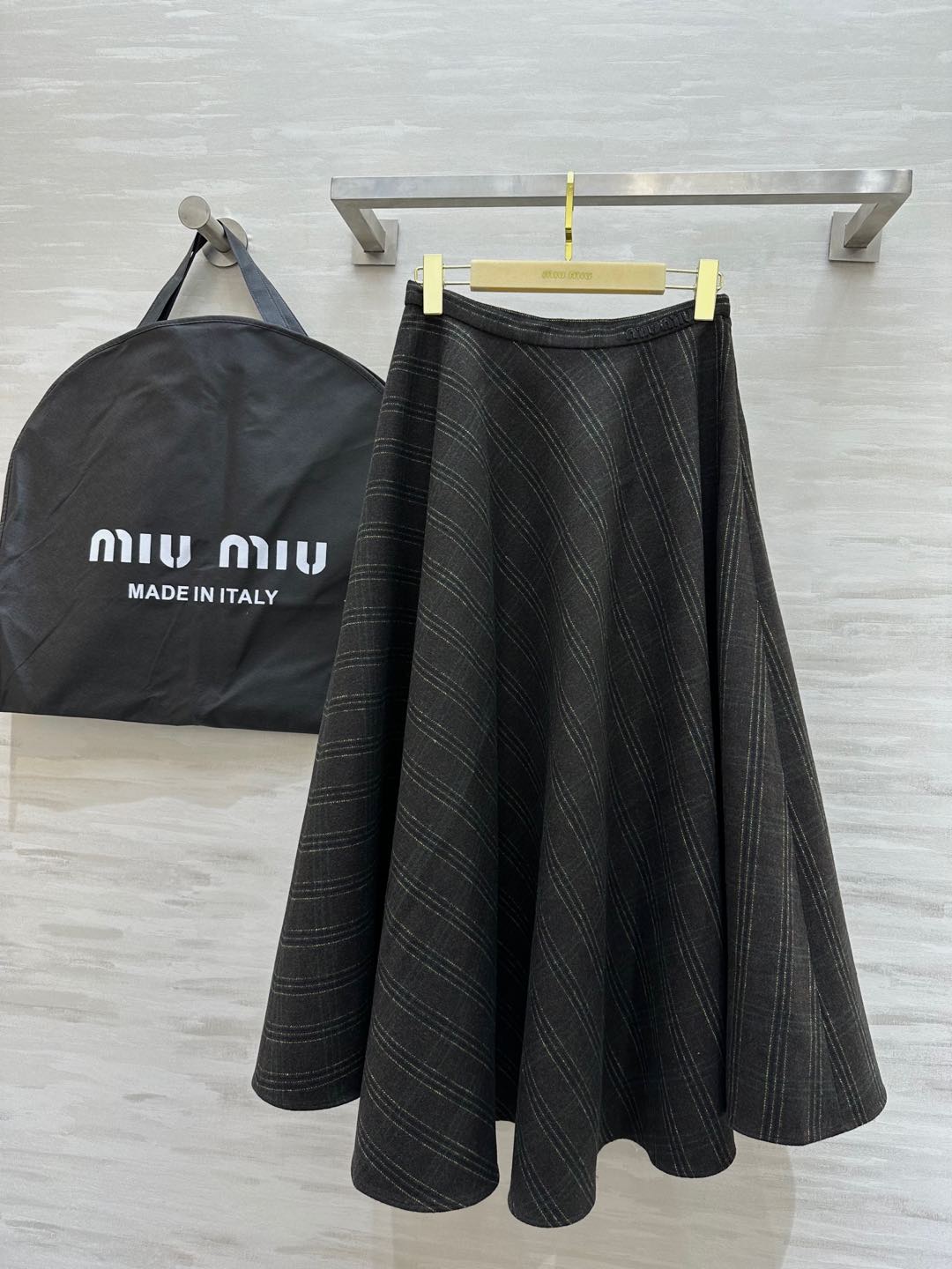 NO:295943,Skirt #Miumi early spring new style vertical pattern waist-closing A-swing skirt three-dimensional tailoring high-end vertical pattern fabric heavy texture and looks slim when worn High-quality customization Spot sizeS/M/L (size size 66, 88 length), Miumiu, skirts, alexander wang19860909半裙#Miumi早春新款 竖纹收腰A摆半裙 立体剪裁 高级竖纹面料 重磅有质感 穿上很显瘦哦 高品质定制 现货首发sizeS/M/L（s码腰围66,衣长88）,,miumiu,skirts,alexander wang,Women's clothing