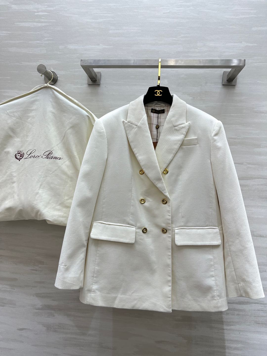 NO:295956,#LP early spring new style, high-end old-fashioned corduroy silhouette suit jacket retro gold button embroidery design, simple and high-end three-dimensional tailoring, capable, elegant and handsome, high-quality customization, spot first-time sizeS/M/L (size s-shoulder width 42, bust 102, length 68),,loro piano, jackets & coats,alexander wang19860909#LP早春新款 高级老钱风灯芯绒廓形西服外套复古金扣点缀 袖口刺绣设计 简洁高级 立体剪裁上身干练优雅又帅气 高品质定制 现货首发sizeS/M/L（s码肩宽42 ,胸围102 ,衣长68）,,loro piana,jackets & coats,alexander wang,Women's clothing