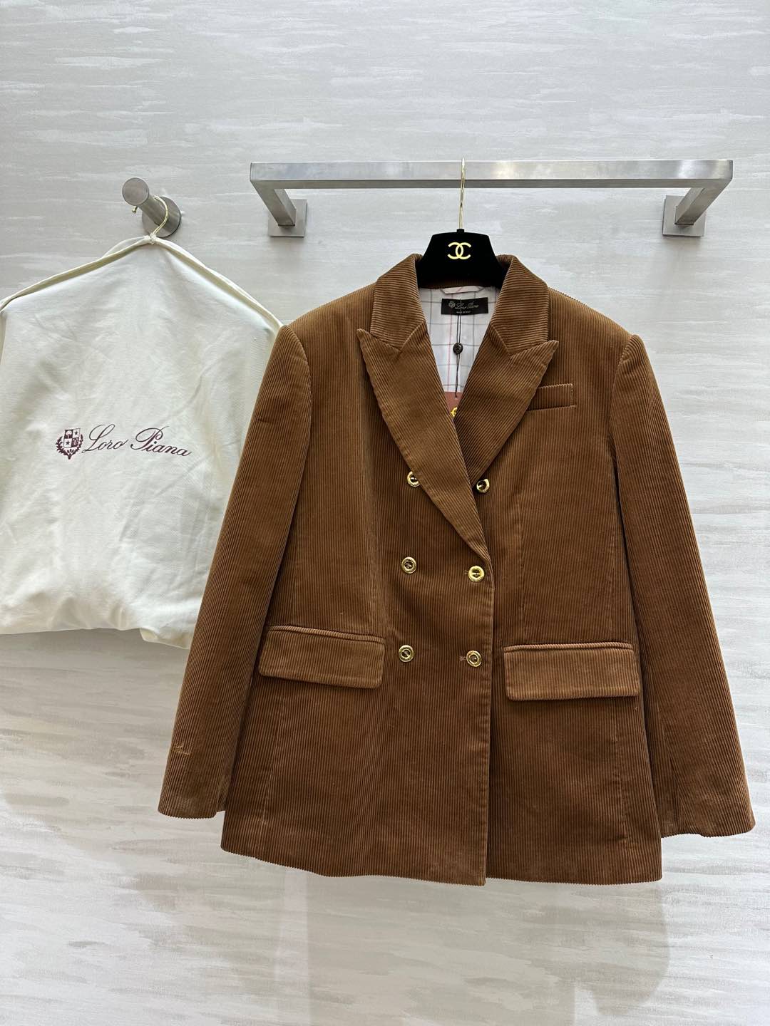 NO:295952,#LP early spring new style, high-end old-fashioned corduroy silhouette suit jacket retro gold button embroidery design, simple and high-end three-dimensional tailoring, capable, elegant and handsome, high-quality customization, spot first-time sizeS/M/L (size s-shoulder width 42, bust 102, length 68),,loro piano, jackets & coats,alexander wang19860909#LP早春新款 高级老钱风灯芯绒廓形西服外套复古金扣点缀 袖口刺绣设计 简洁高级 立体剪裁上身干练优雅又帅气 高品质定制 现货首发sizeS/M/L（s码肩宽42 ,胸围102 ,衣长68）,,loro piana,jackets & coats,alexander wang,Women's clothing