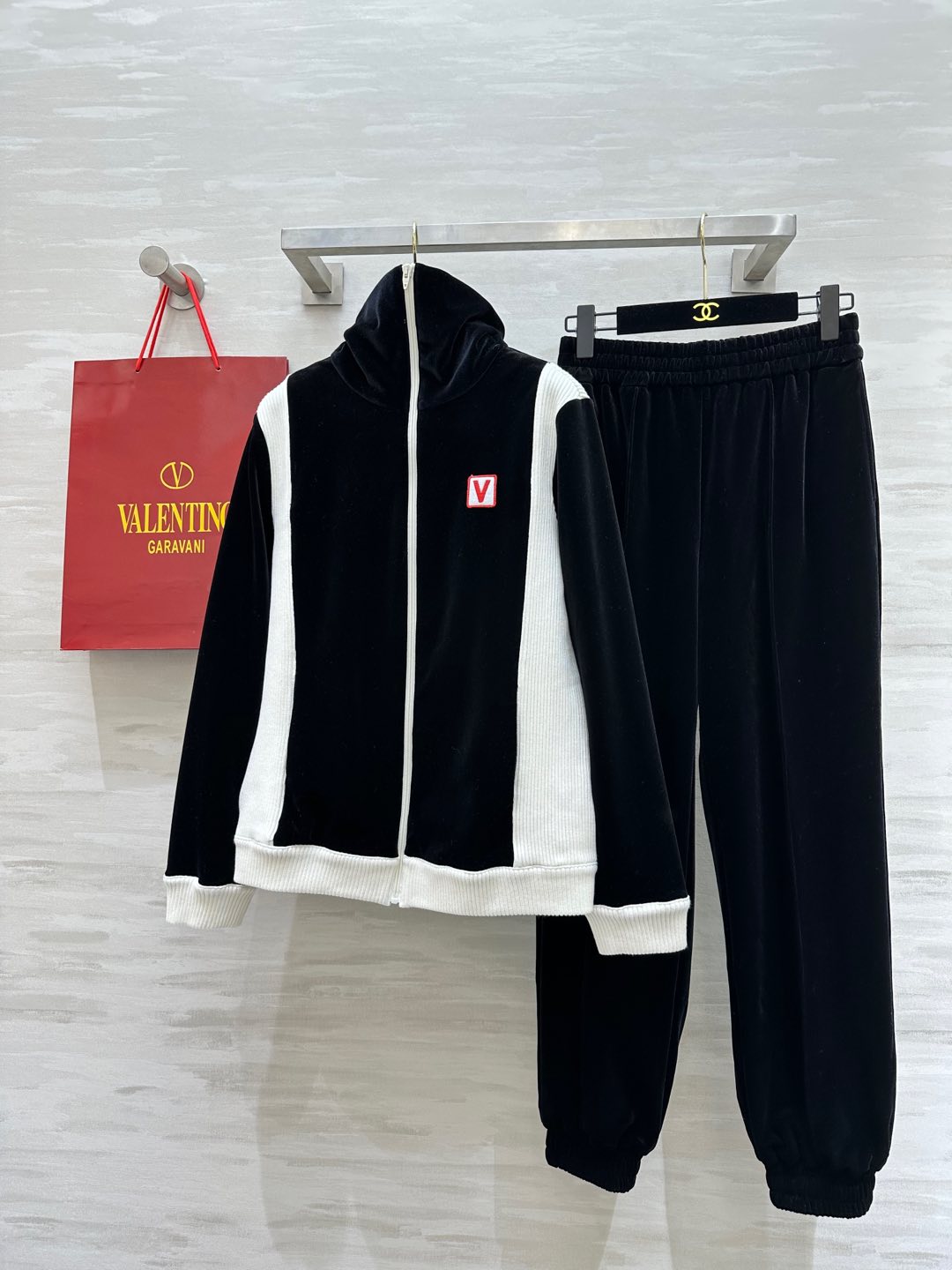 NO:295948,#Valentin early spring new color-blocking velvet suit Customized high-end velvet fabric with good gloss Classic black and white color matching One set of matching upper body slim, casual and casual, easy to grasp lazy and high-end sense High-quality customization Spot sizeS/M/L (size s-size top with shoulder width 41, bust 98, 61, pants waist 64, hip 94, trousers length 98), valentino, alexander wang19860909#Valentin早春新款 拼色丝绒套装 定制高级丝绒面料 光泽度很好 经典黑白配色 一套搭配 上身显瘦 休闲又随性 轻松拿捏慵懒高级感 高品质定制 现货首发sizeS/M/L（s码上衣肩宽41 ,胸围98, 衣长61 ,裤子腰围64, 臀围94,裤长98）,,valentino,alexander wang,Women's clothing