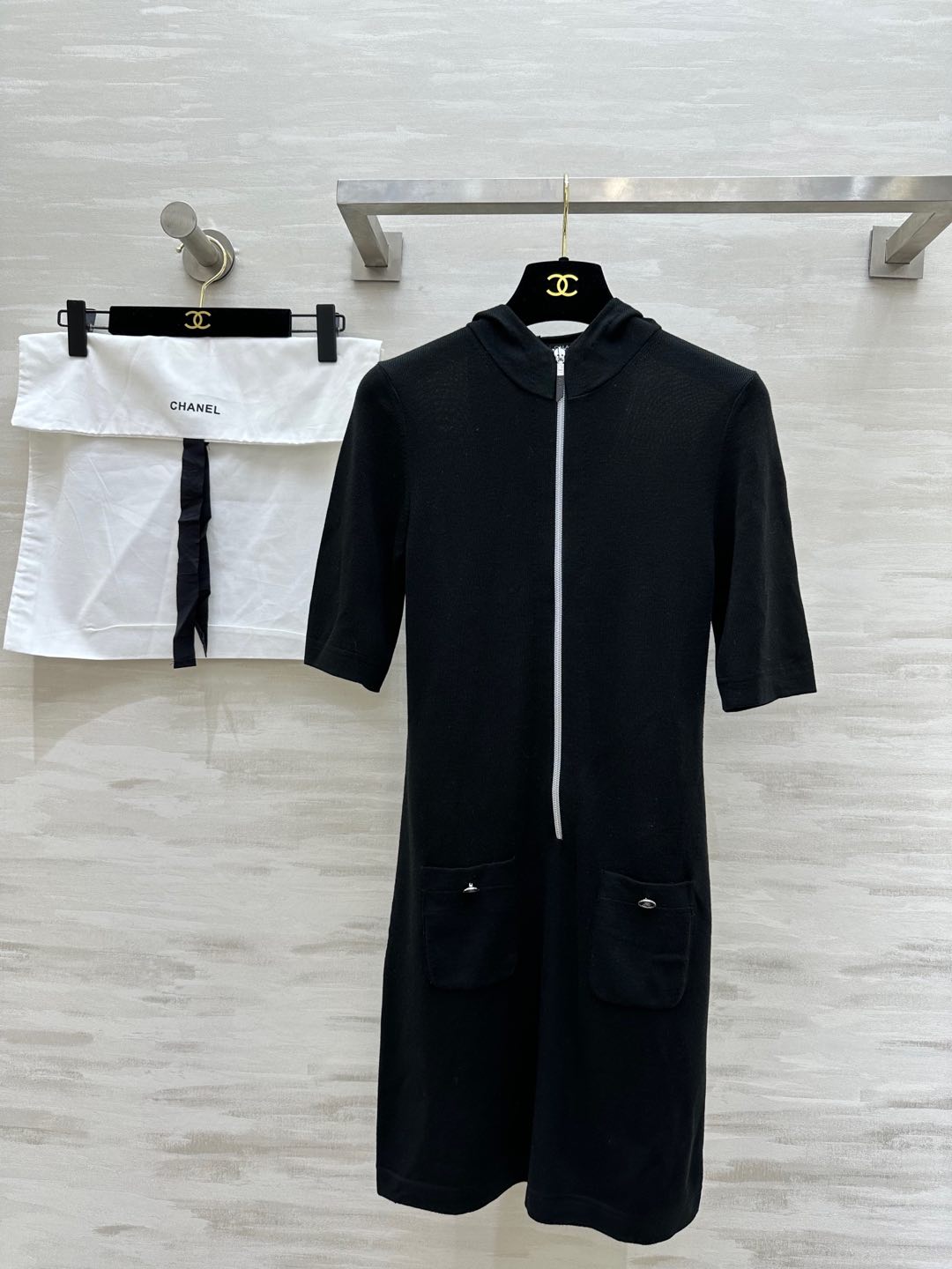 NO:295944,#ChaneC Hooded Knitted Dress Jin Zhini The same style Original custom cashmere yarn feels silky and pair development High-quality spot first release size36/38/40, Chanel, skirts,hats,alexander wang19860909#ChaneC 连帽针织连衣裙 金智妮同款 原版定制羊绒纱线手感丝滑 对版开发 高品质现货首发size36/38/40,,chanel,skirts,hats,alexander wang,Women's clothing