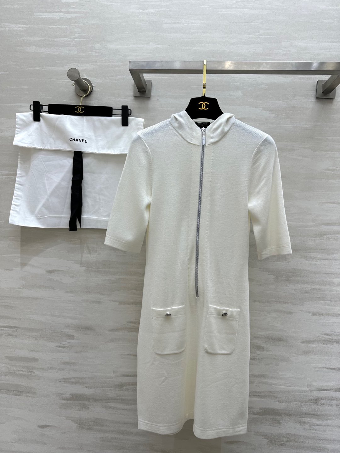 NO:295941,#ChaneC Hooded Knitted Dress Jin Zhini The same style Original custom cashmere yarn feels silky and pair development High-quality spot first release size36/38/40, Chanel, skirts,hats,alexander wang19860909#ChaneC 连帽针织连衣裙 金智妮同款 原版定制羊绒纱线手感丝滑 对版开发 高品质现货首发size36/38/40,,chanel,skirts,hats,alexander wang,Women's clothing