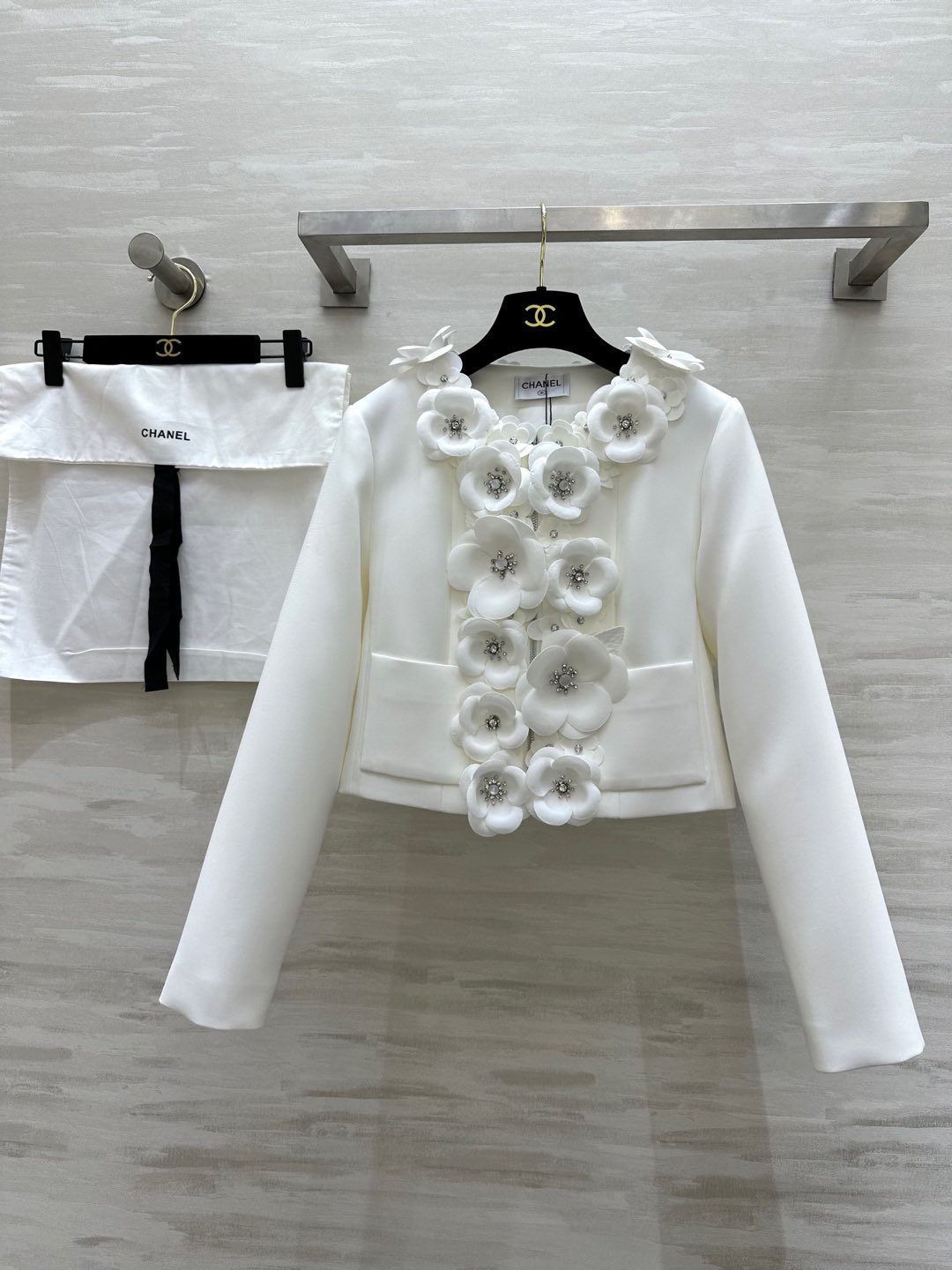 NO:295925,#Chane's new early spring style Heavy industry flower beaded jacket Super heavy craftsmanship production Three-dimensional flowers embellish high-end and elegant Heavy industry beaded with exquisiteness A coat from a super celebrity daughter high-quality customization Spot first-time size36/38/40 (36 size shoulder width 39, bust 90, and length 45), Chanel, jackets & coats, alexander wang19860909#Chane早春新款 重工花朵钉珠外套 超级重工艺制作 立体花朵点缀高级优雅 重工钉珠精致感十足 超名媛千金大小姐的一款外套 高品质定制 现货首发size36/38/40（36码肩宽39,胸围90,衣长45）,,chanel,jackets & coats,alexander wang,Women's clothing